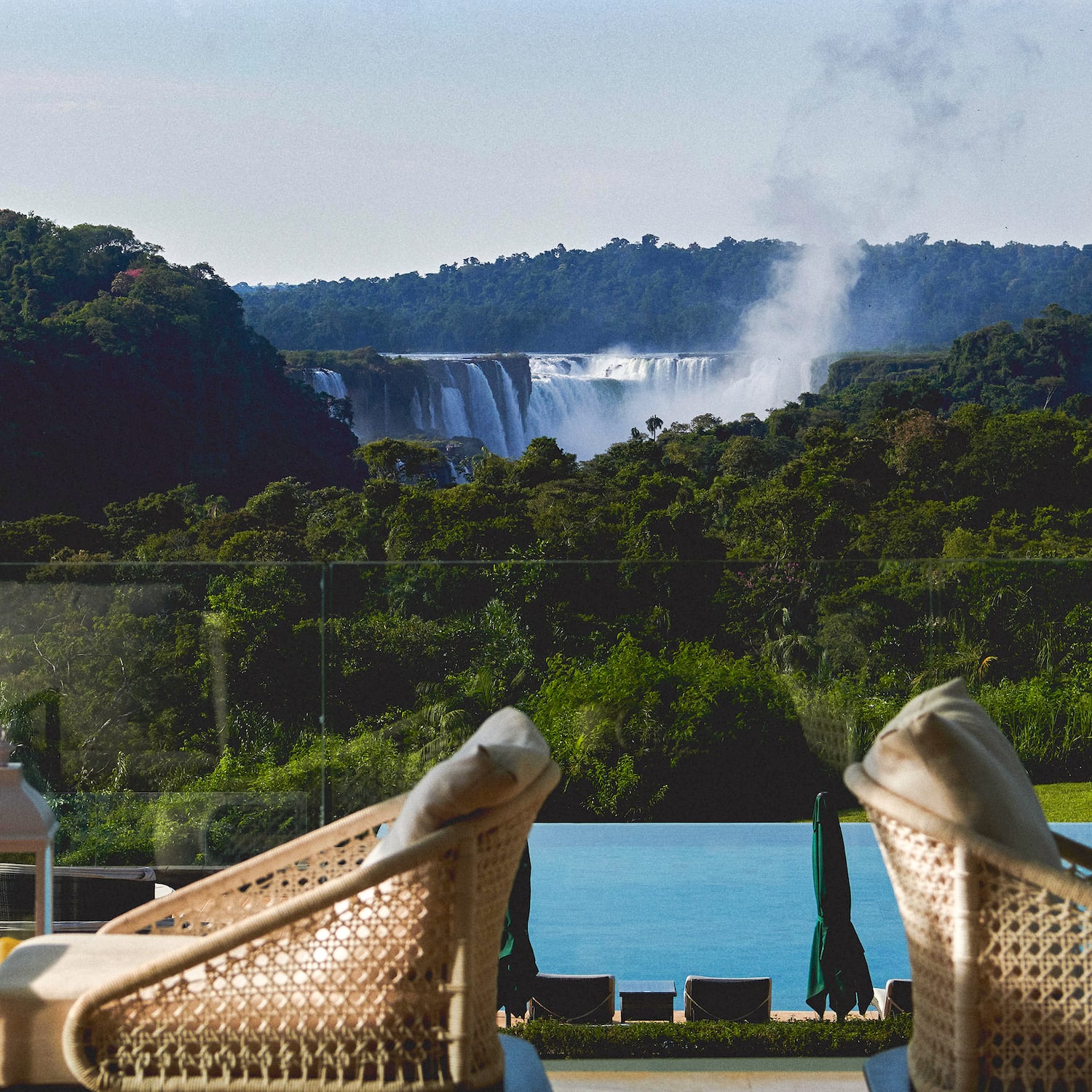 Cataratas del Iguazú, vista desde piscina infinita de resort en la selva.
