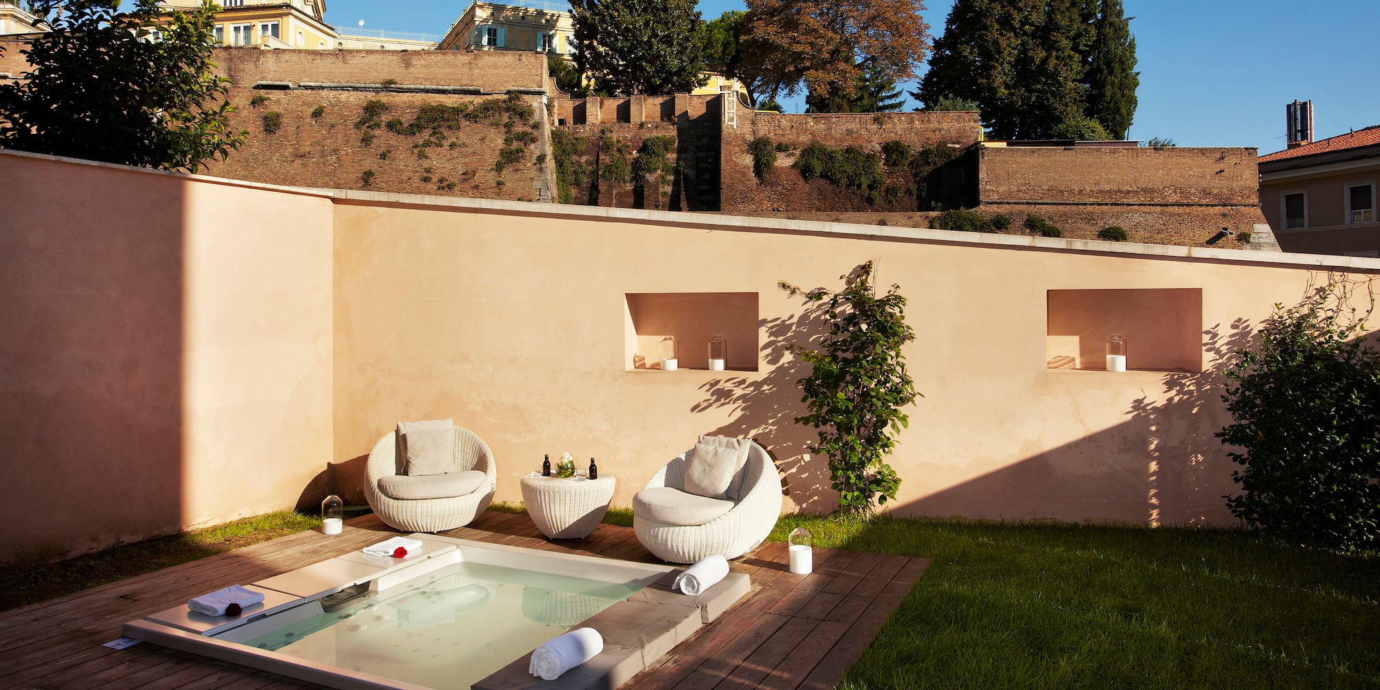 a hot tub and chairs in a backyard