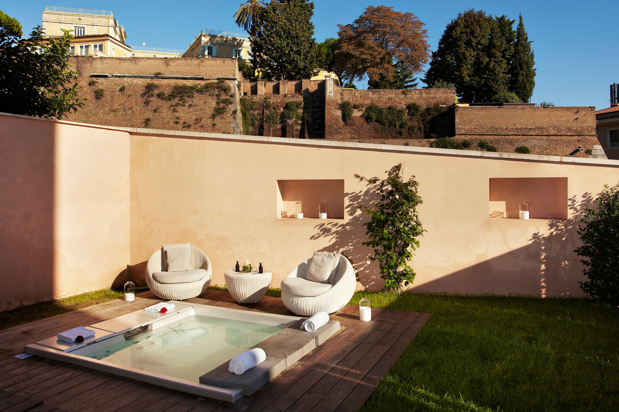 a hot tub and chairs in a backyard