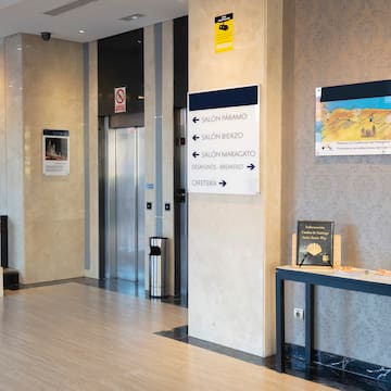 um lobby com elevador e placas