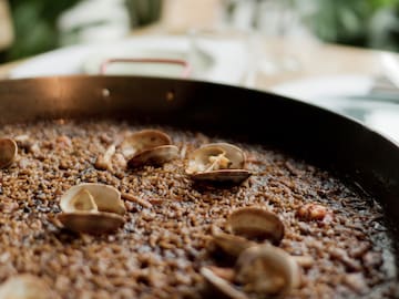 a pan of food with clams