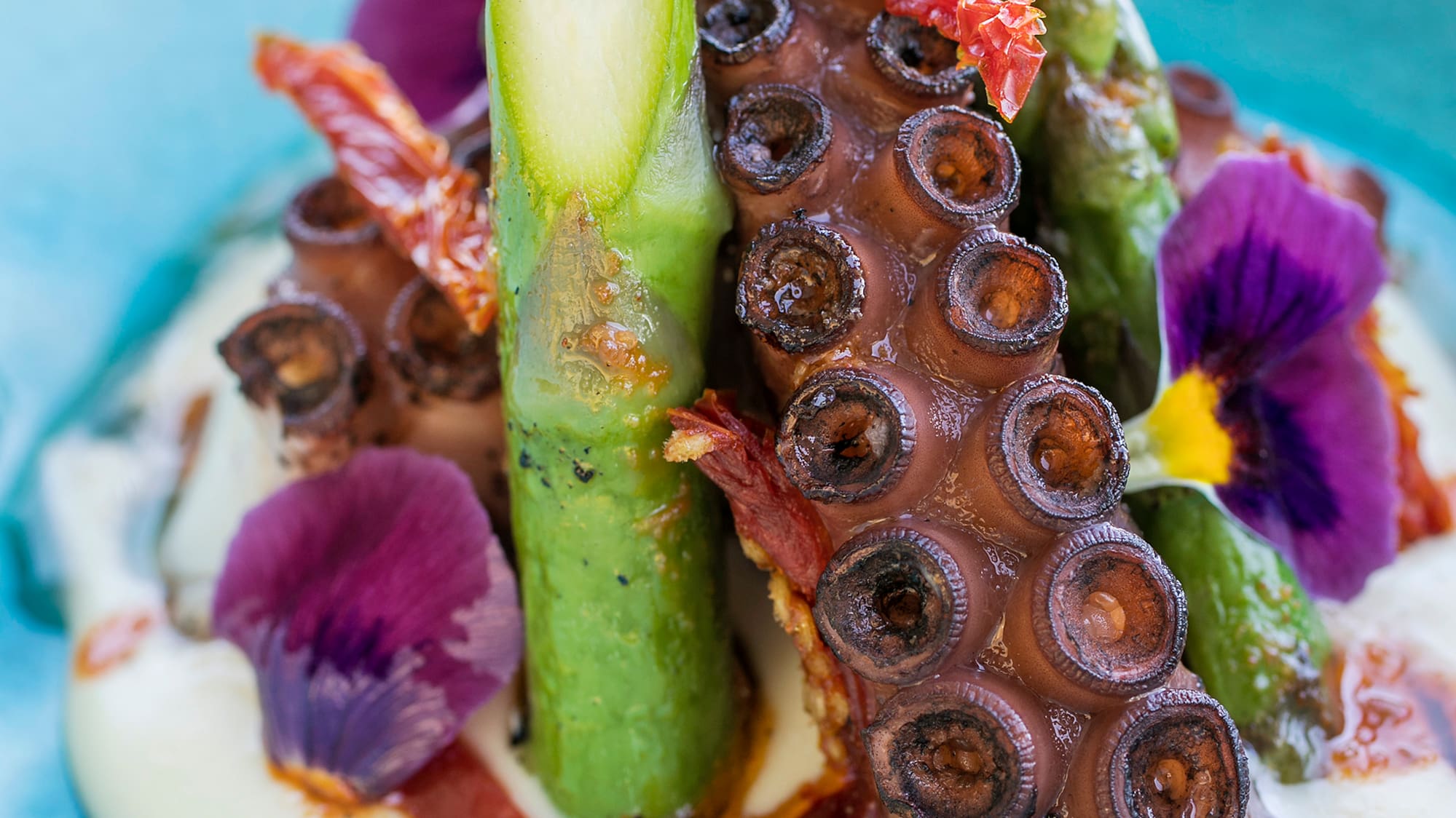 a plate of food with asparagus and asparagus