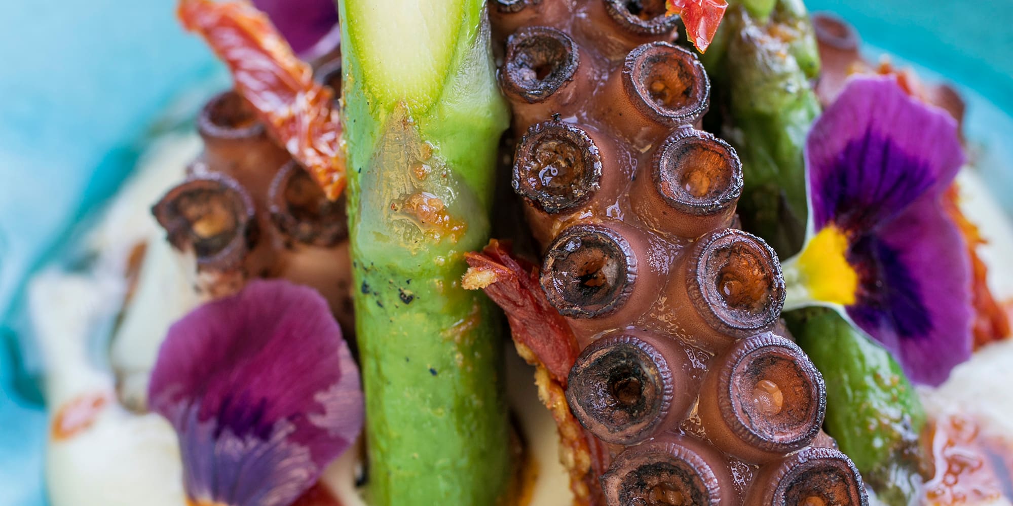 a plate of food with asparagus and asparagus