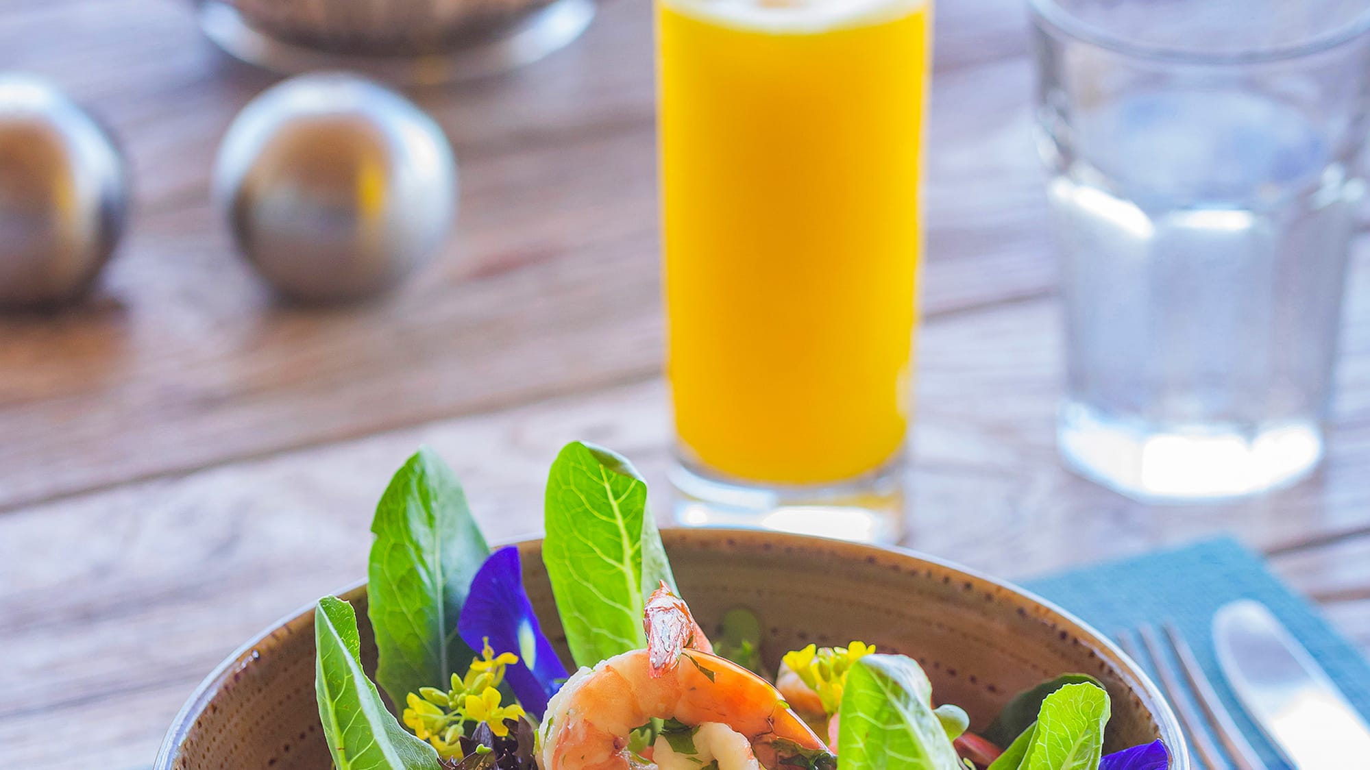 a bowl of salad with shrimp and vegetables