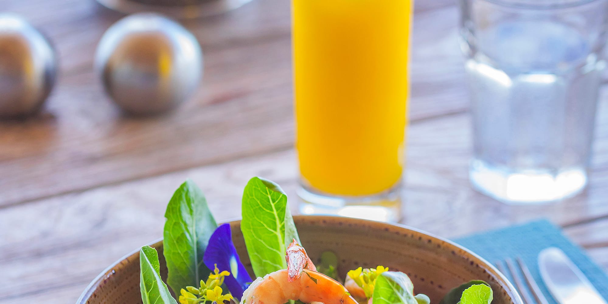 a bowl of salad with shrimp and vegetables