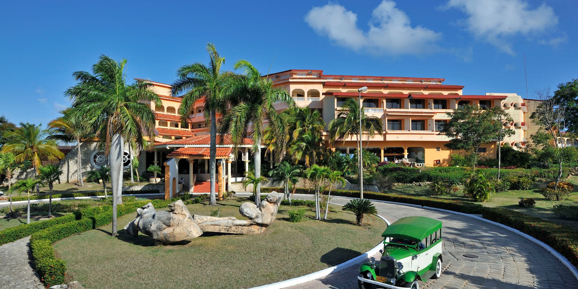a car in front of a building