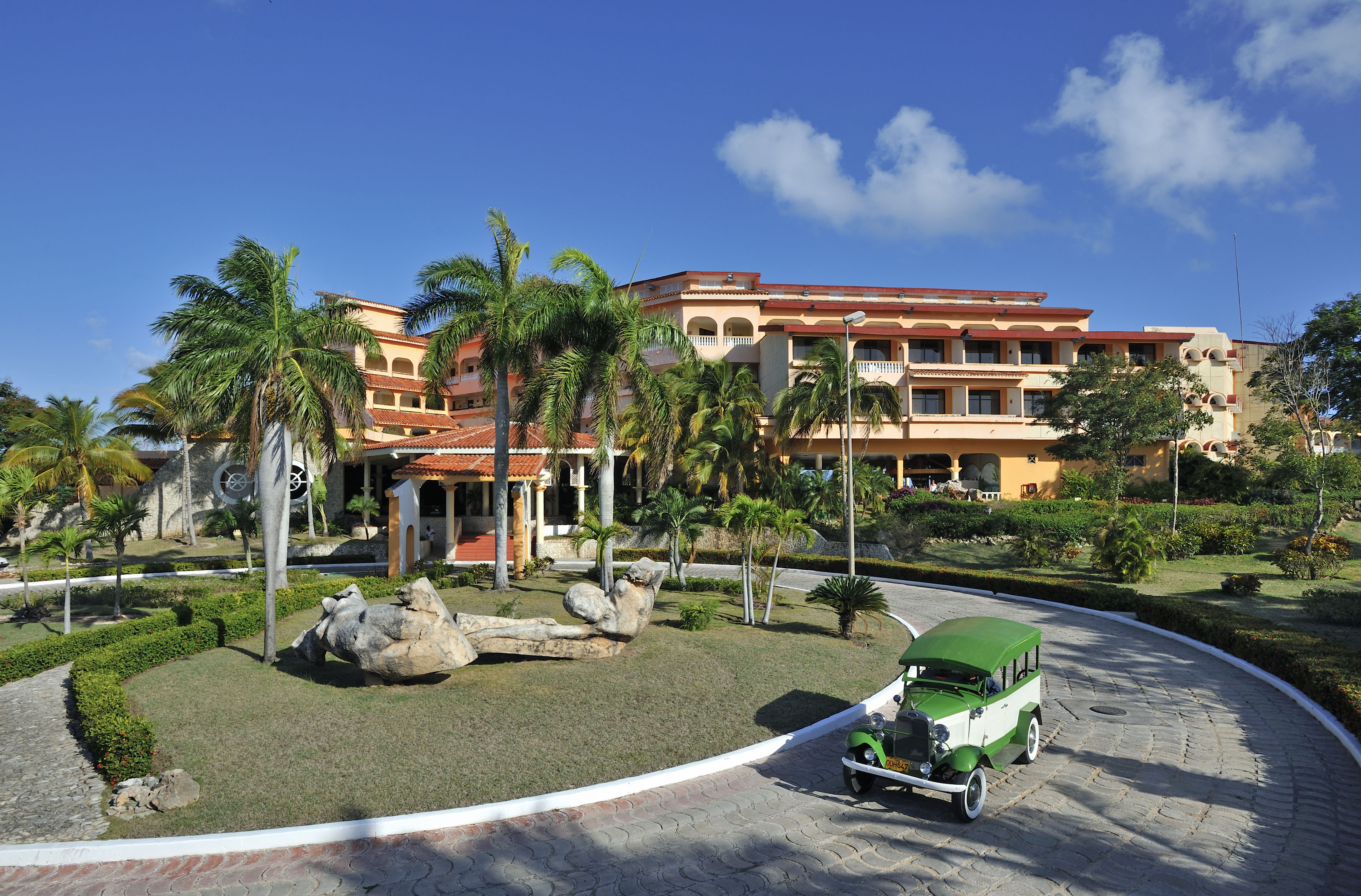 a car in front of a building
