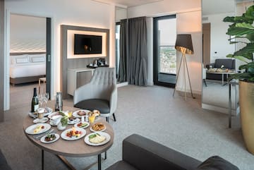 een kamer met een tafel met eten en een televisie