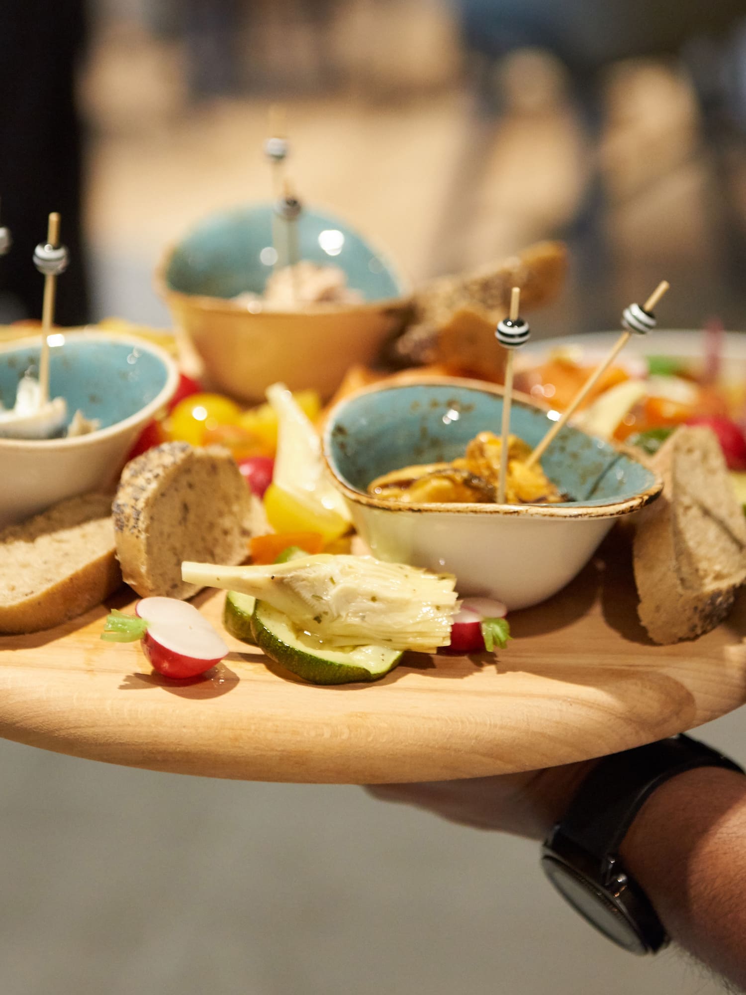 a hand holding a plate of food
