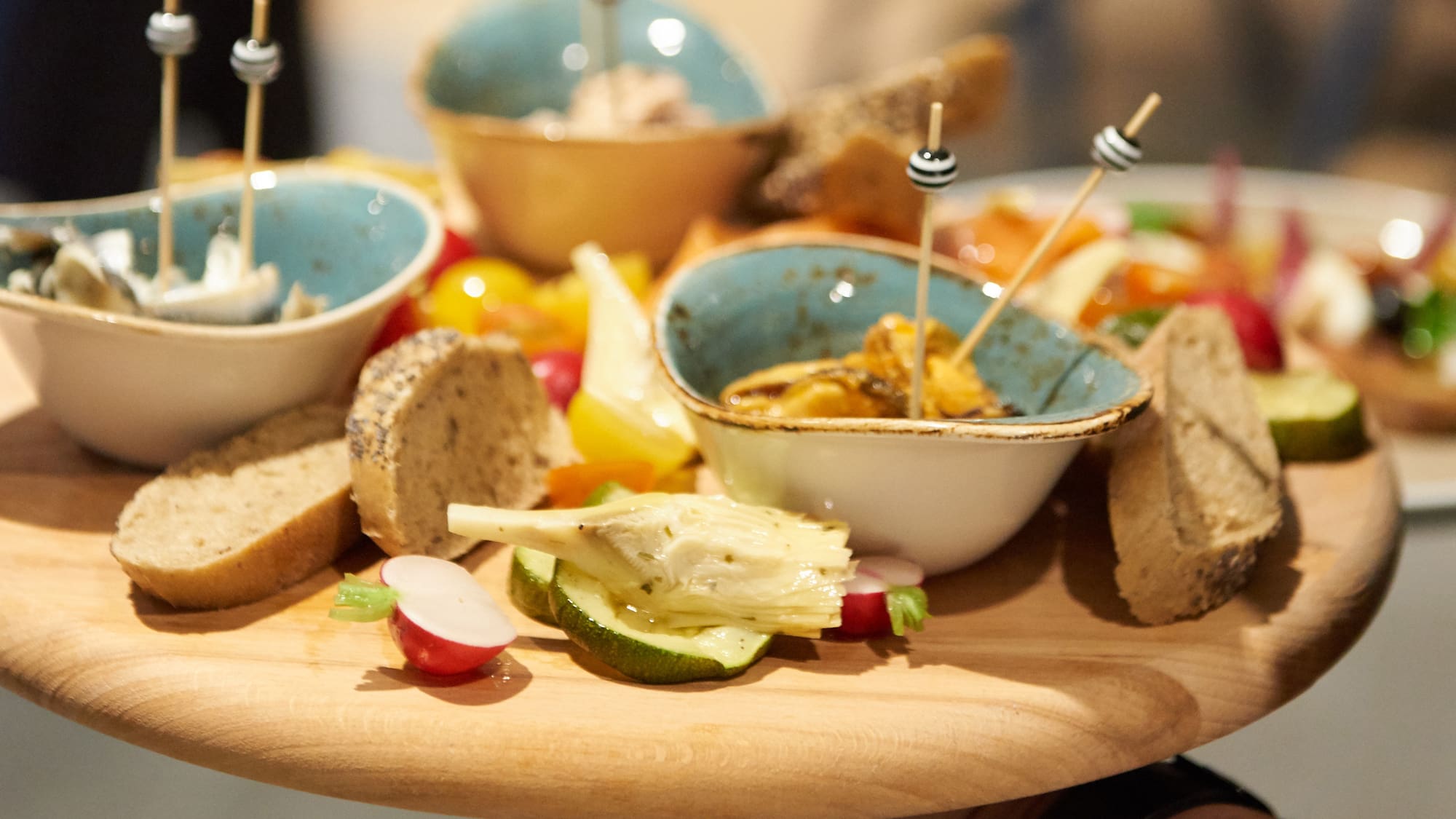 a hand holding a plate of food