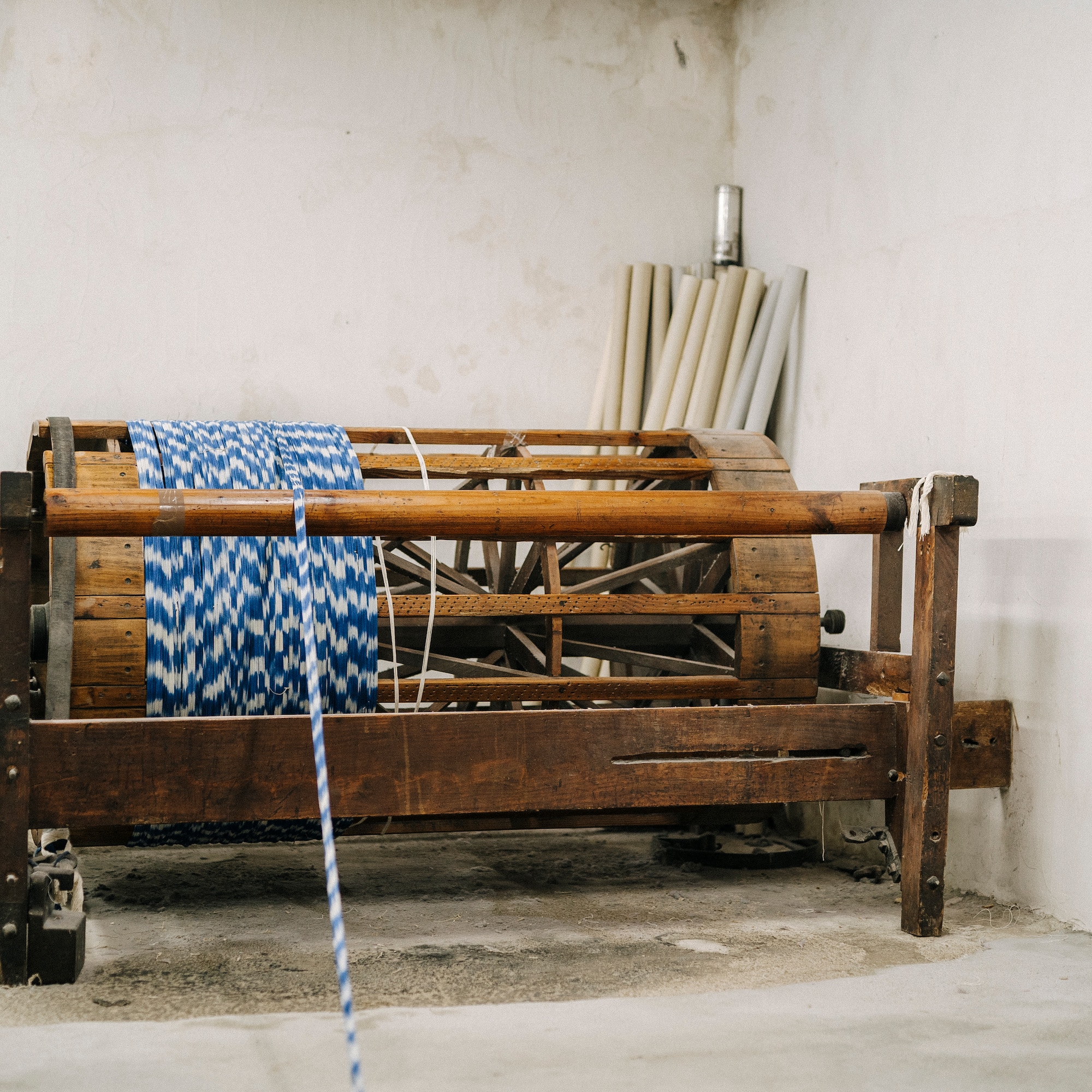 a wooden machine with a blue and white rope