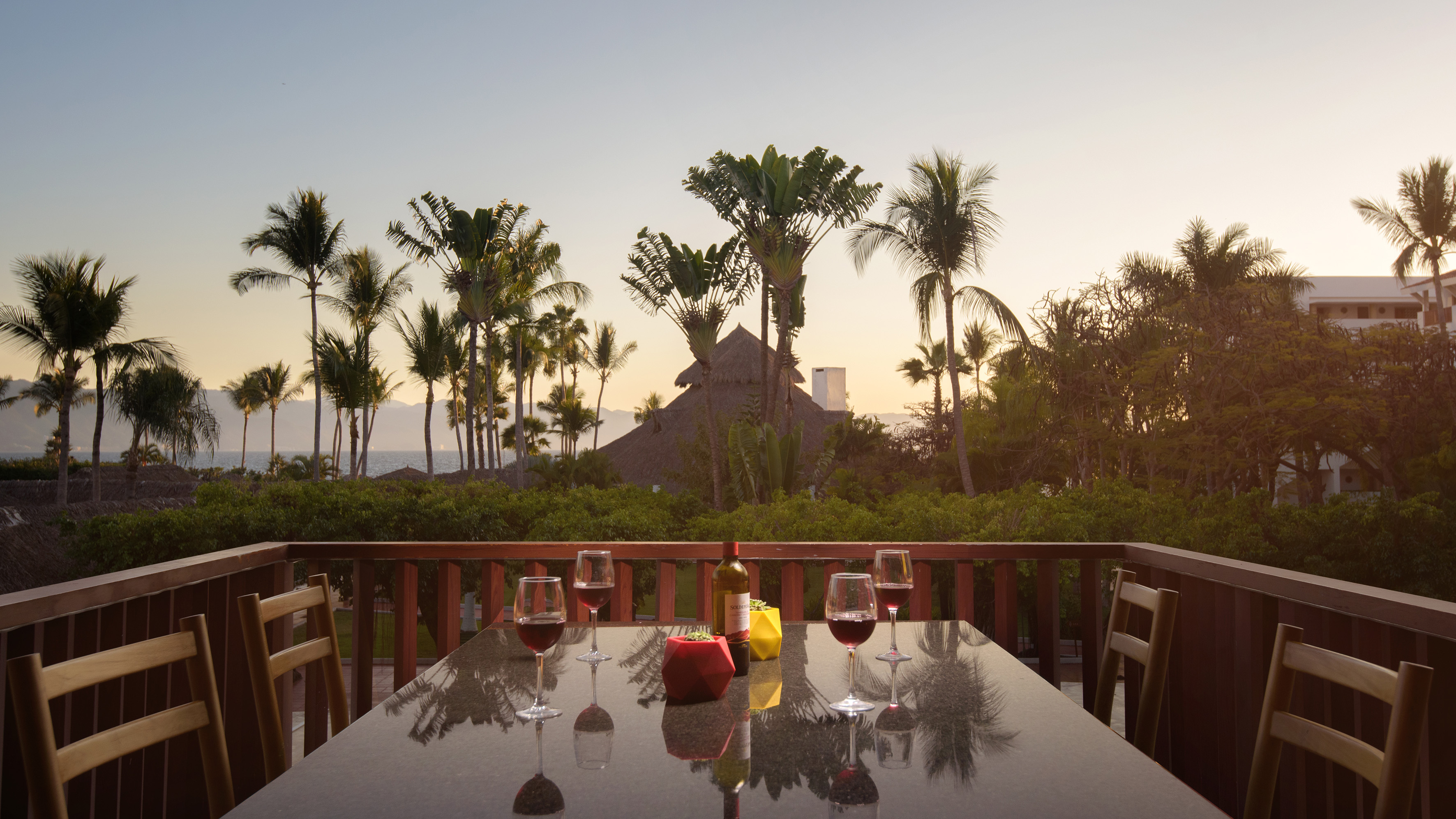 Sunset balcony dinner with wine, tropical ocean view, and palm trees. - Meliá Puerto Vallarta, Πουέρτο Βαγιάρτα