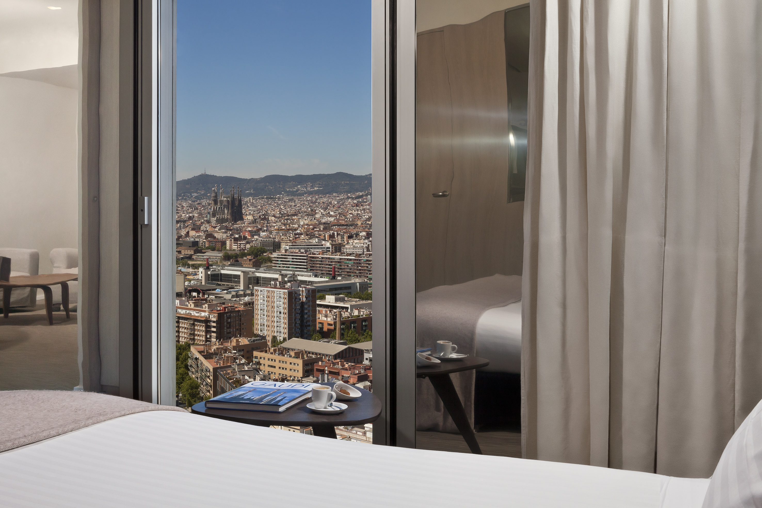 Barcelona hotel room city view: Sagrada Familia, coffee, Gaudi book. - The Level Suíte Vista Cidade - Meliá Barcelona Sky, Barcelona