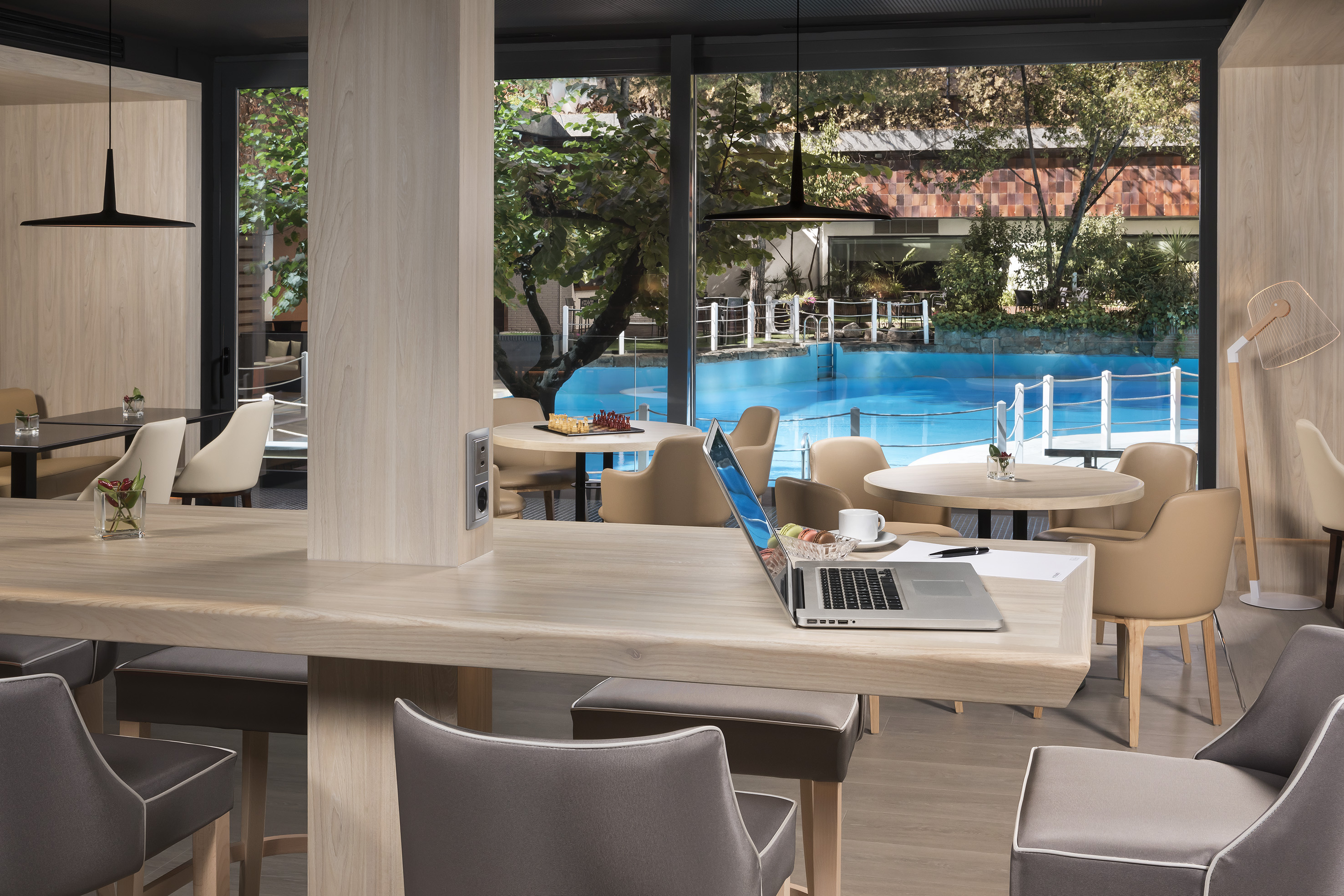 أطلق لنفسك العنان لتحلق إلى عالم من التميز ووسائل الراحة الحصرية a laptop on a table in a restaurant