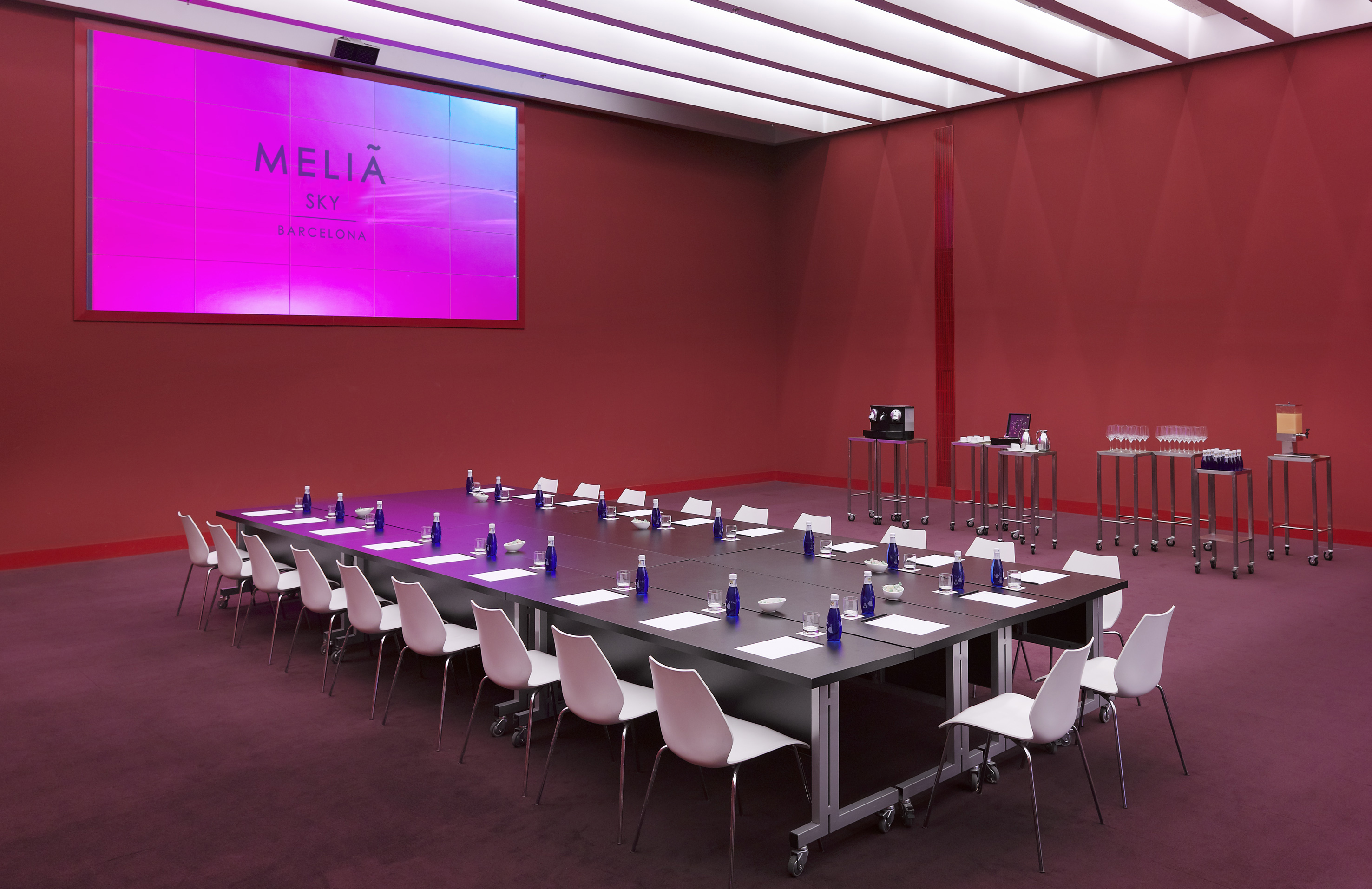 Meliã Sky Barcelona meeting room with U-shaped table and presentation screen.