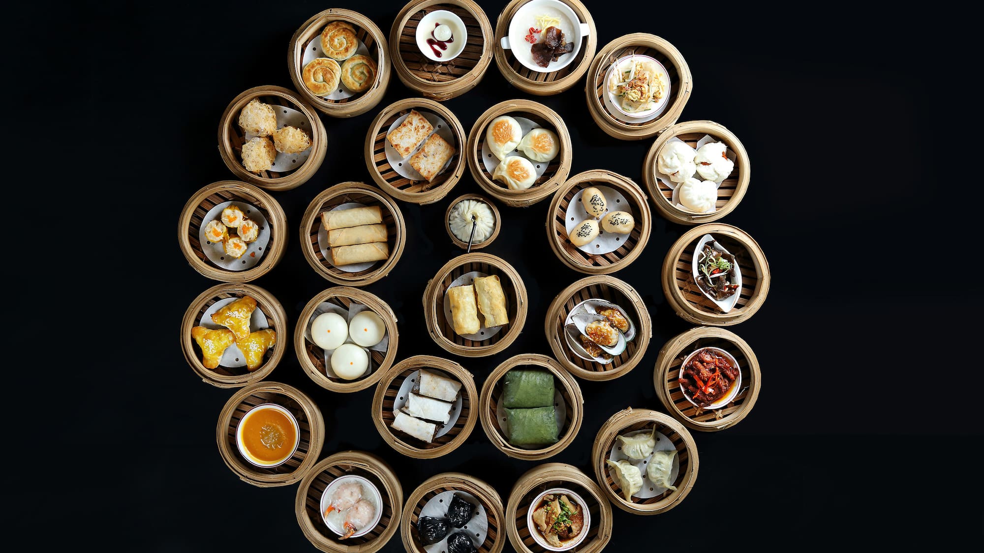 Eine Reihe von Lebensmitteln in Körben