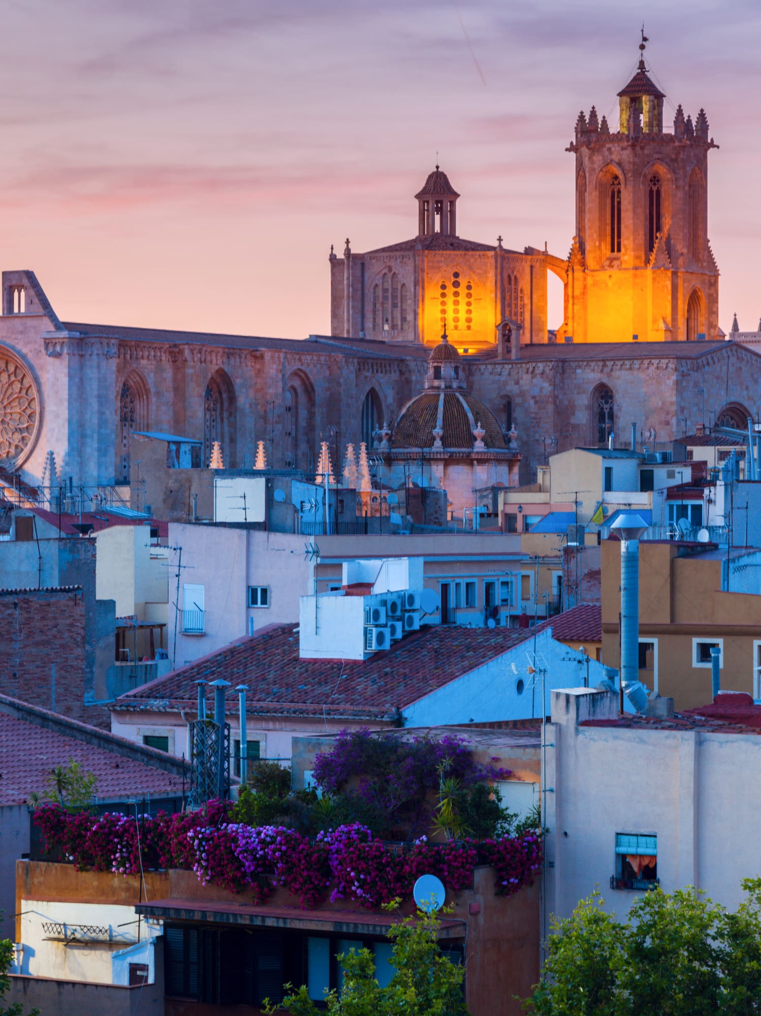Catedral de Tarragona al atardecer sobre tejados de la ciudad. España.