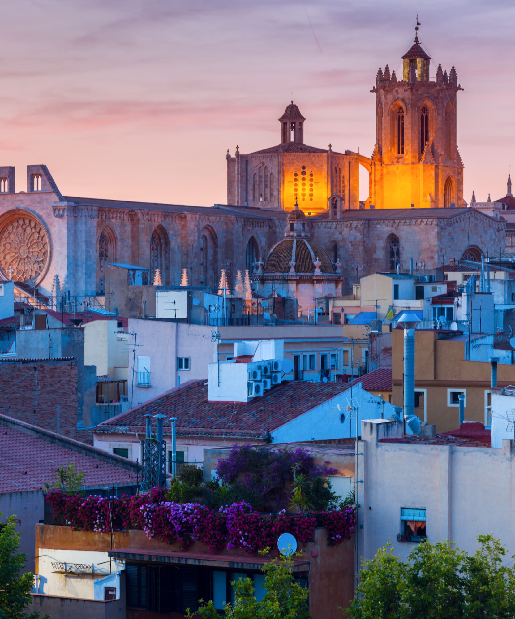 Catedral de Tarragona al atardecer sobre tejados de la ciudad. España.