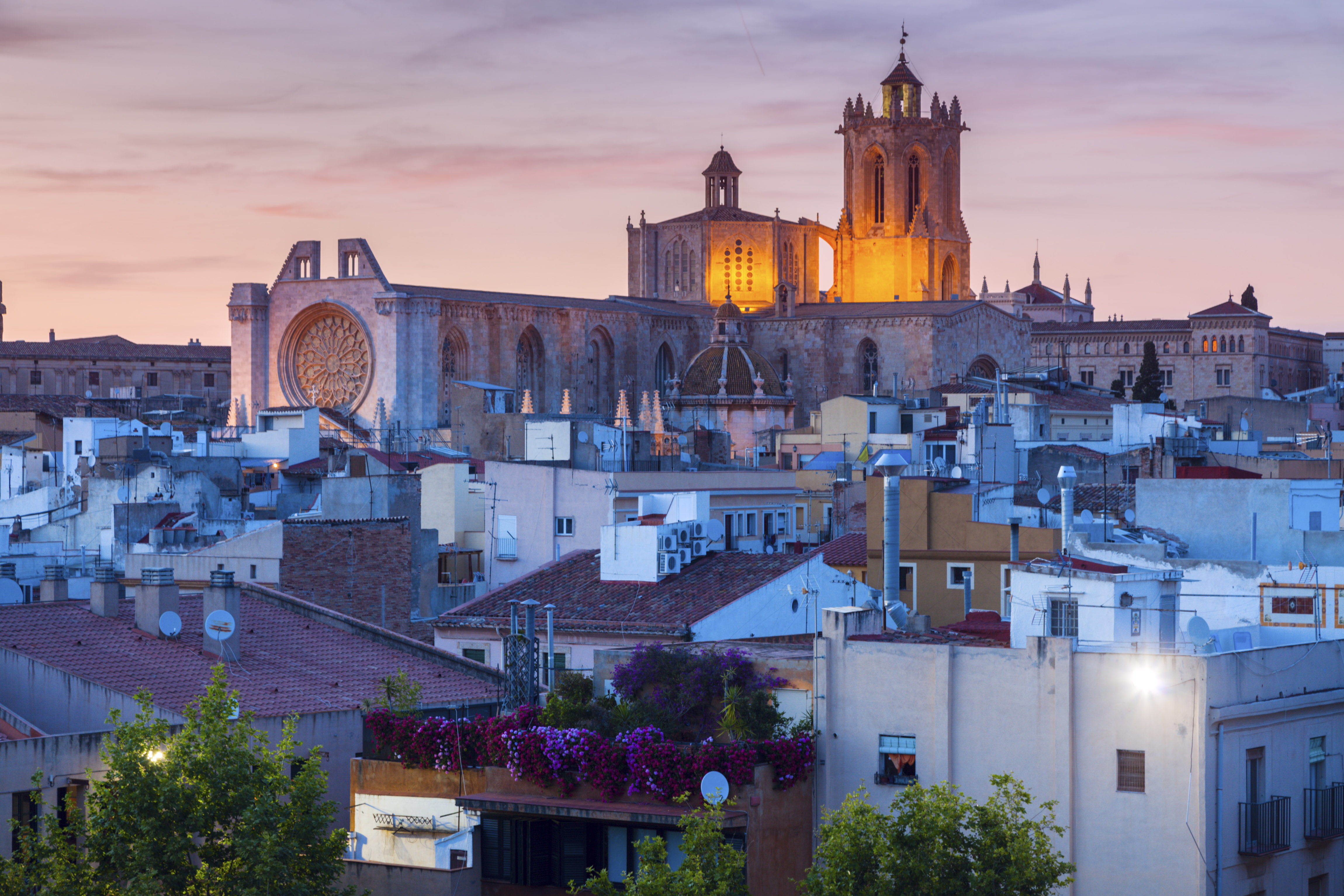 Catedral de Tarragona al atardecer sobre tejados de la ciudad. España.