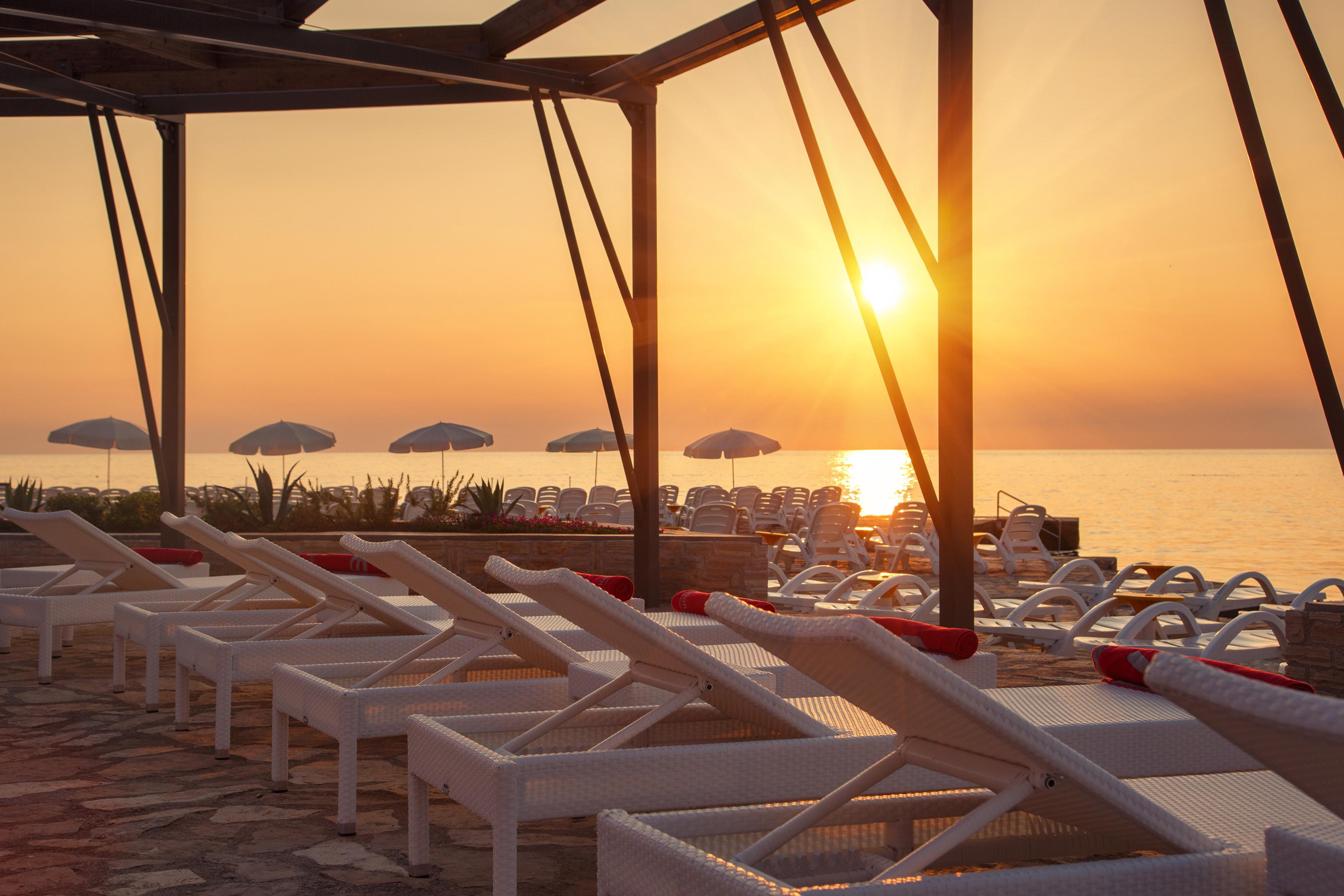 a group of chairs on a beach - Dionysus Aperitif Bar, Aperitivos - Residence Umag Plava Laguna Affiliated by Meliá, Umag