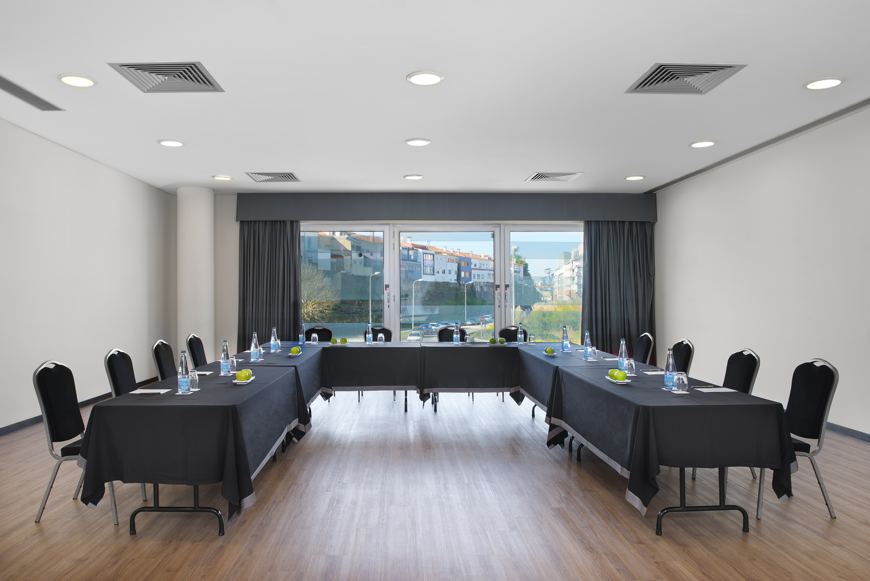 Meeting Room Ria Galeria de Fotos, Tours Virtuais e Vídeos em Meliá Ria | Melia.com