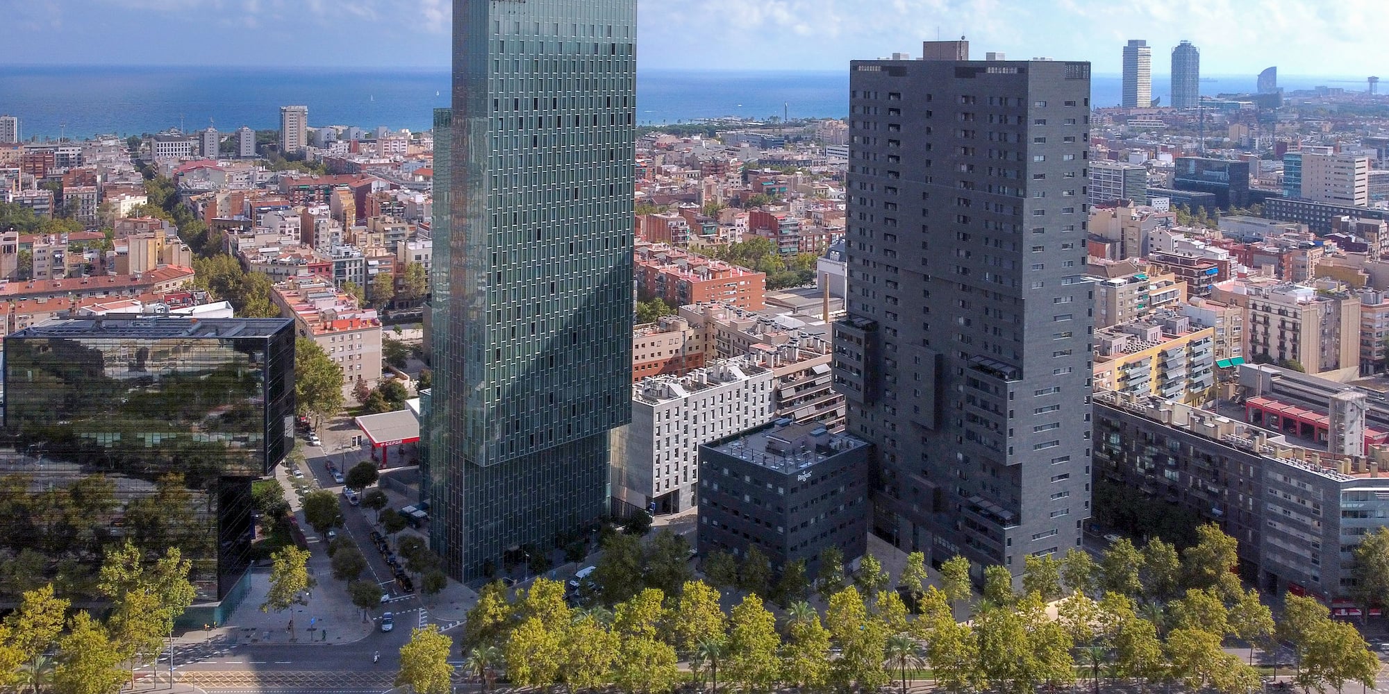 Rascacielos Hotel Hesperia y Regus en Barcelona, vista urbana al mar Mediterráneo.