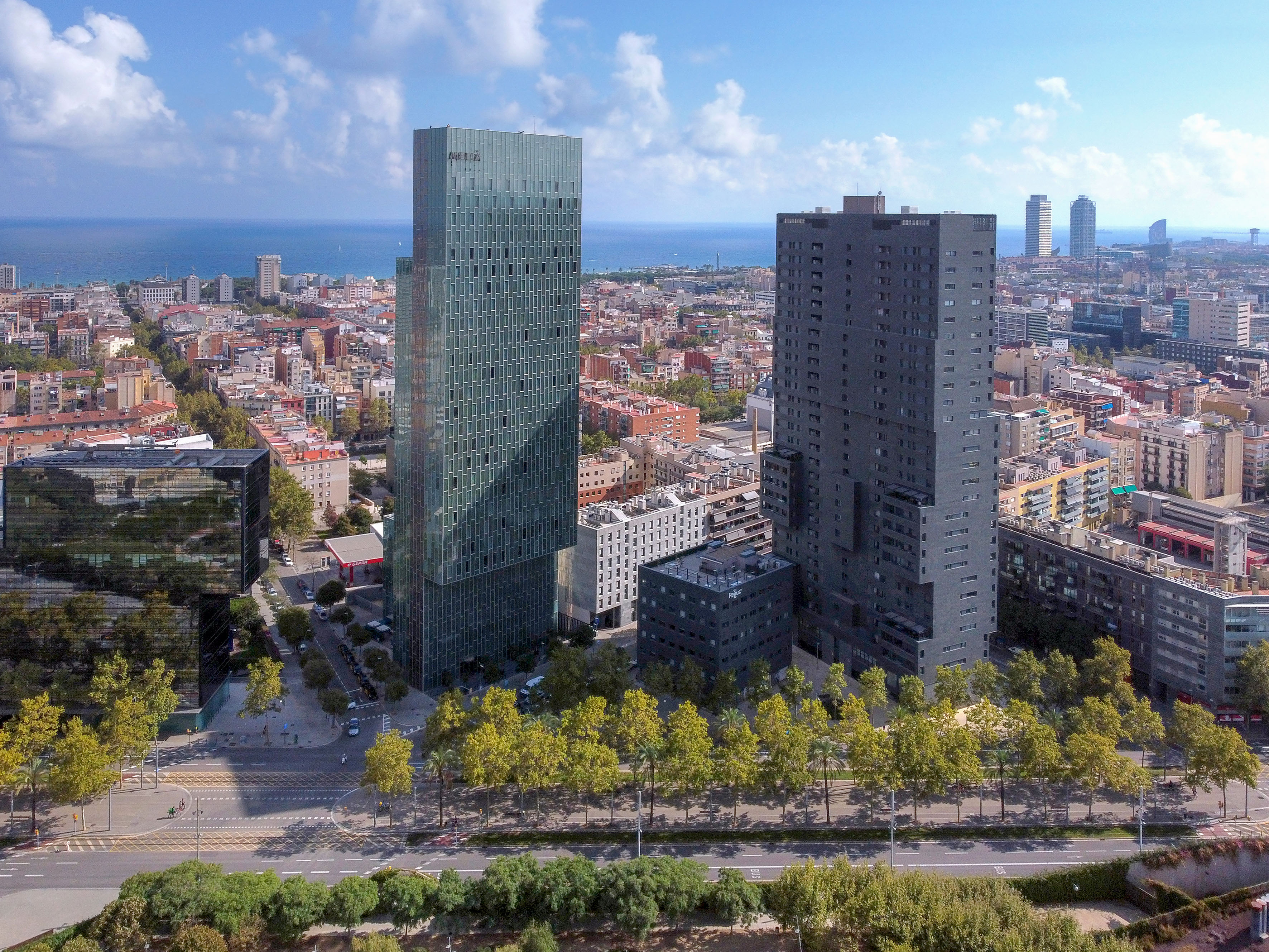 Rascacielos Hotel Hesperia y Regus en Barcelona, vista urbana al mar Mediterráneo.