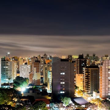 a city skyline at night