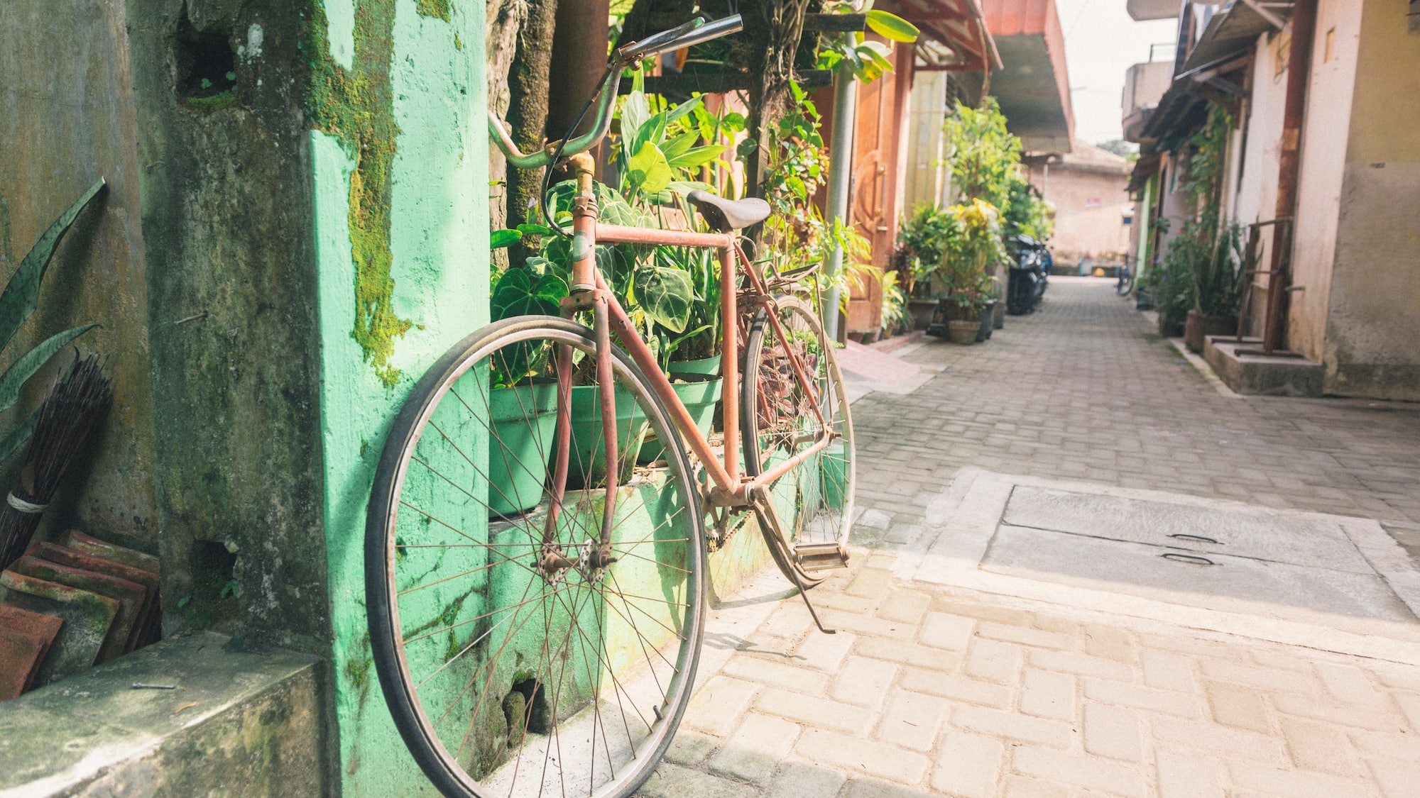 a bicycle leaning against a wall