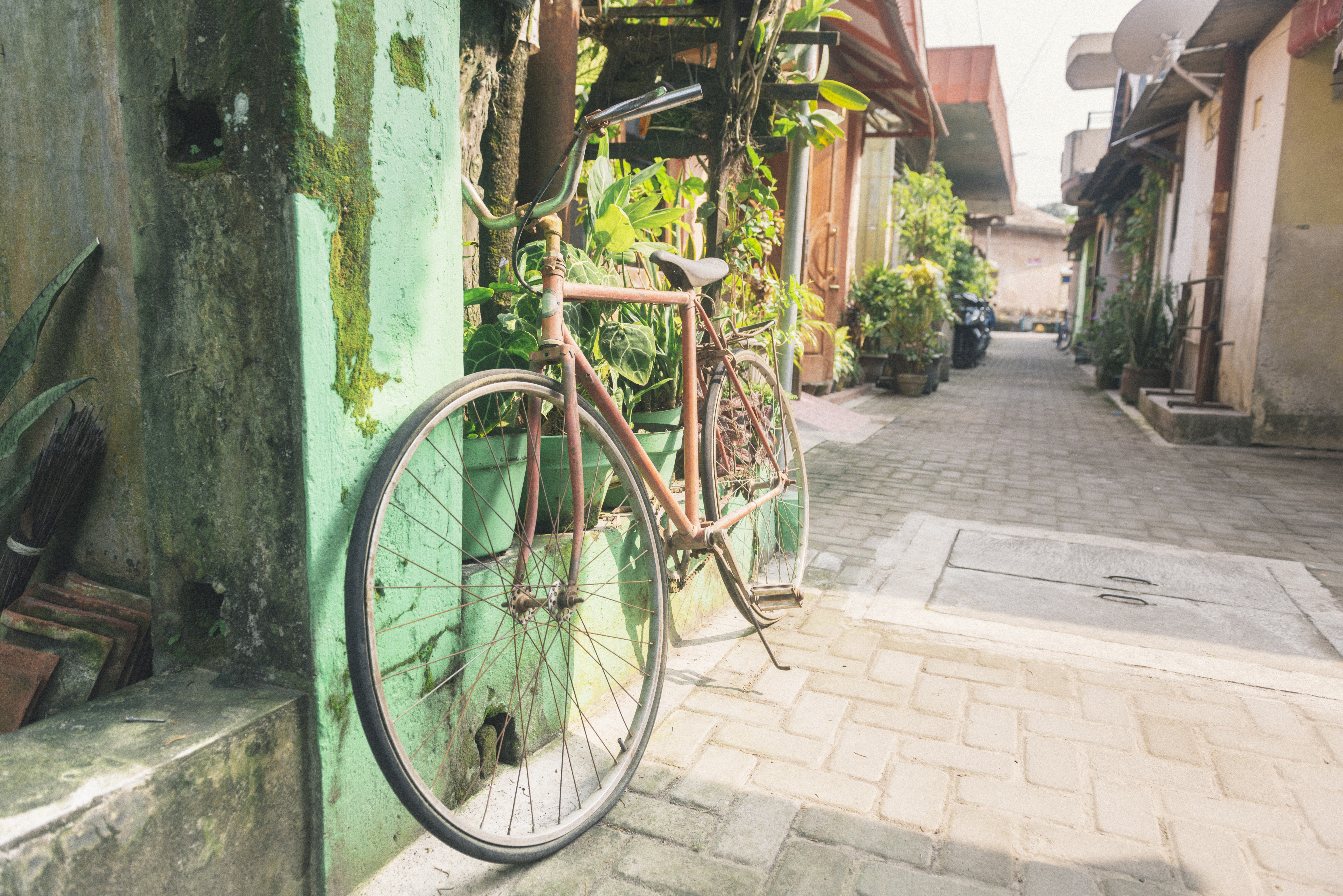 a bicycle leaning against a wall