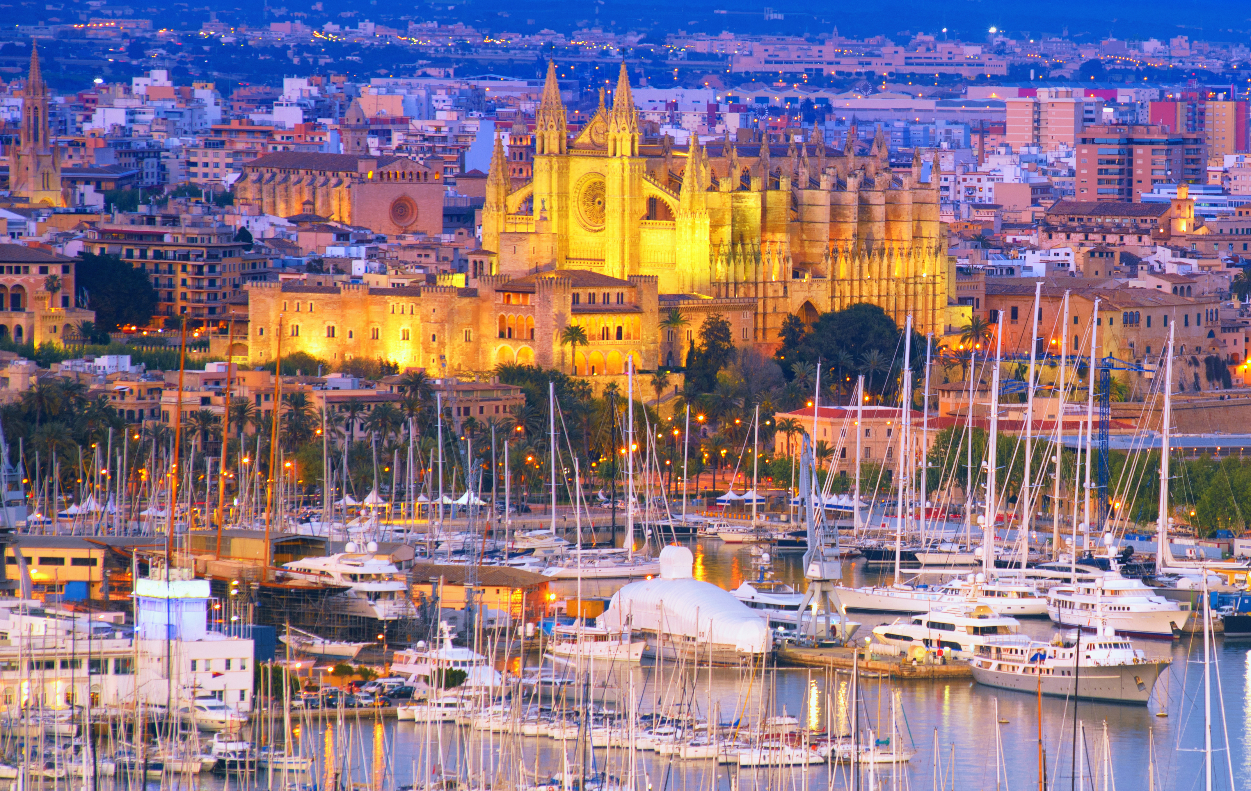 Palma de Mallorca, Catedral La Seu y puerto con yates al atardecer.