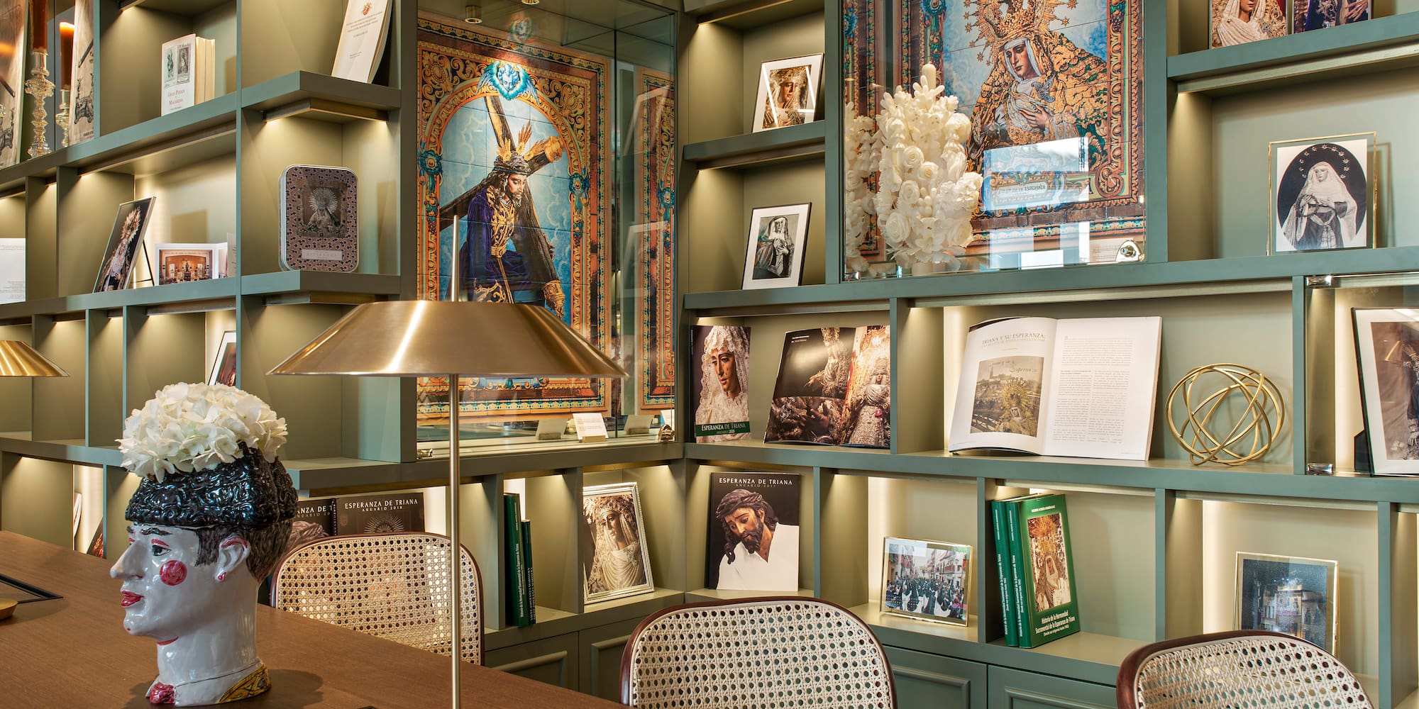 a room with a table and chairs and a lamp