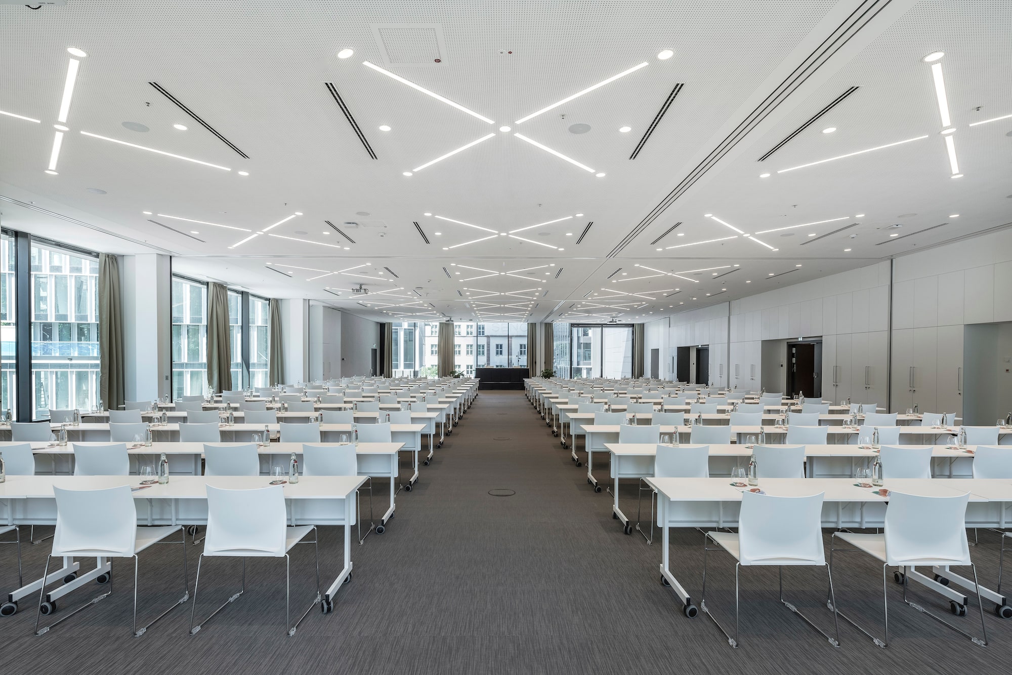 een zaal met tafels en stoelen