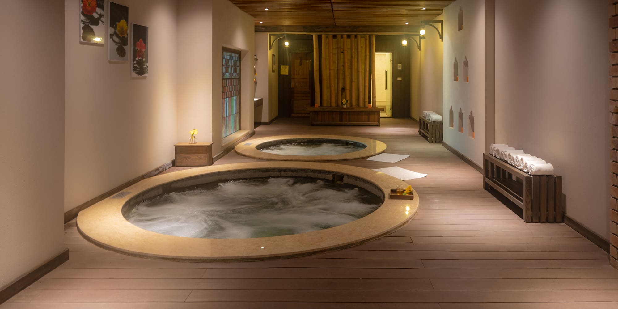 a hot tubs inside a room
