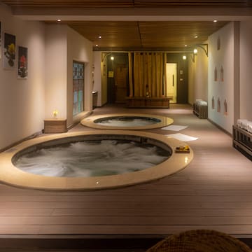 a hot tubs inside a room