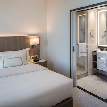 een hotelkamer met een bed en een douche