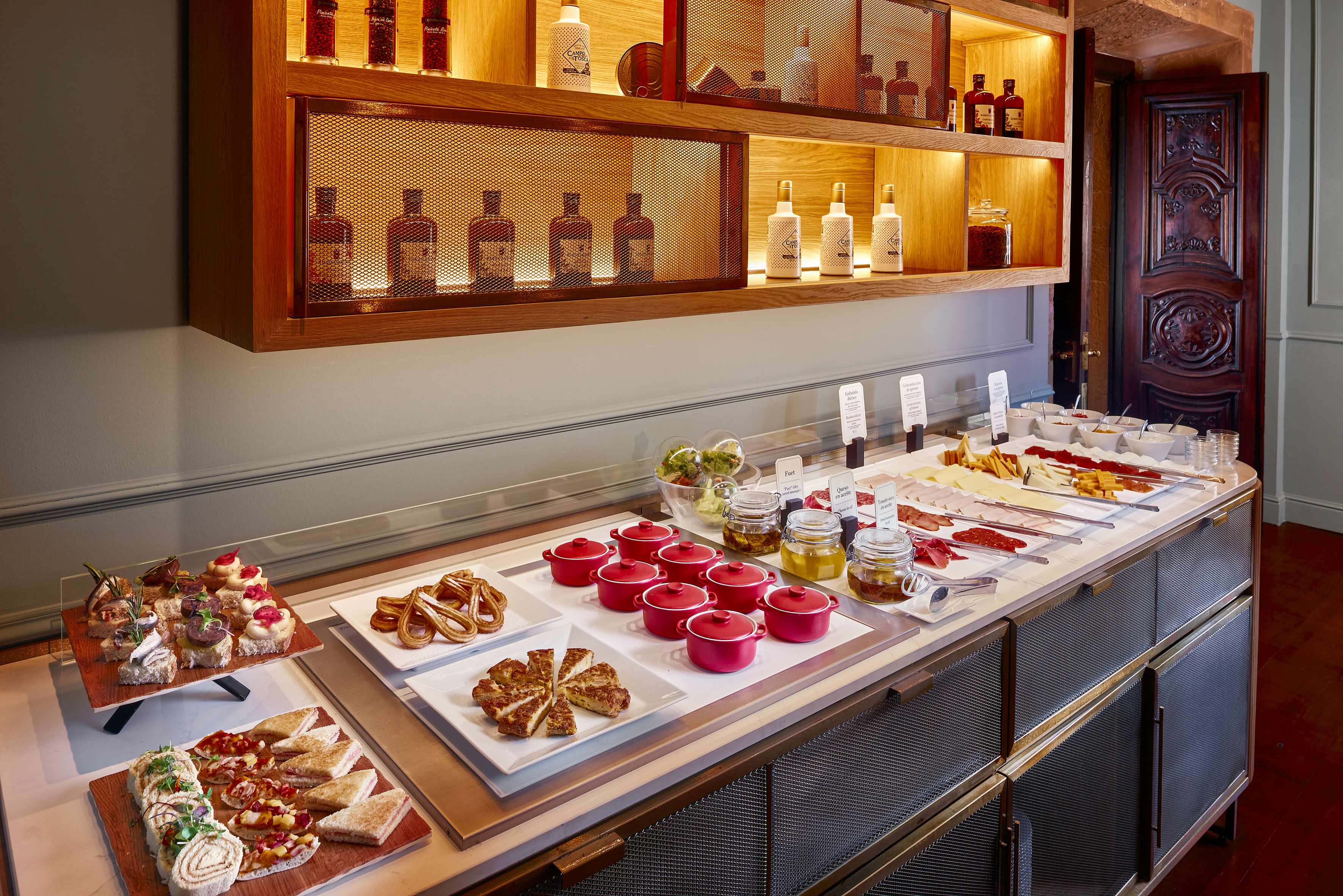 Gourmet buffet spread featuring tapas, appetizers, cheeses, and pastries. - Buffet Espolita, Cuisine internationale - Palacio de Avilés Affiliated by Meliá, Avilés