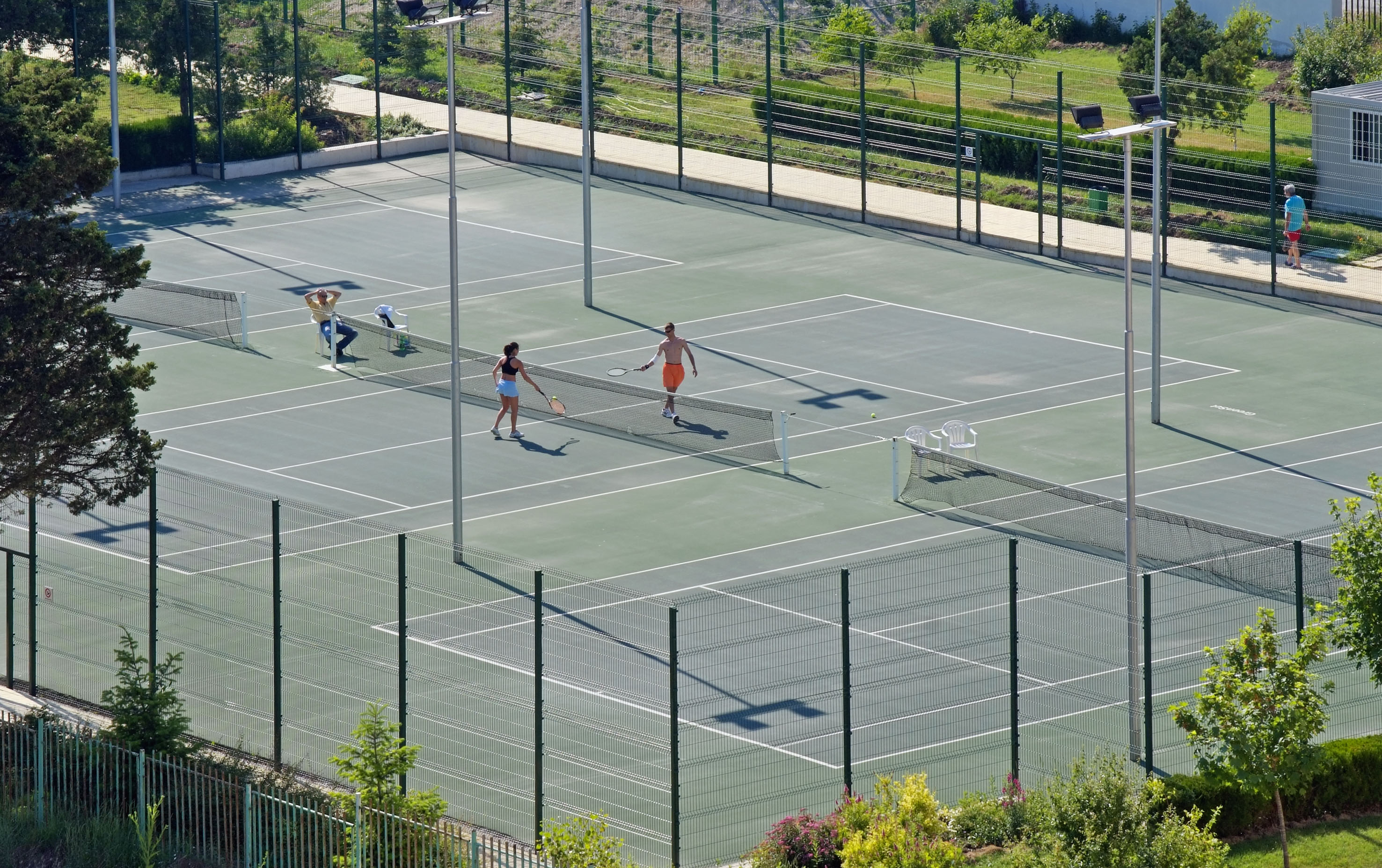 a group of people playing tennis