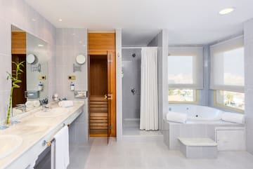 a bathroom with a bathtub and a tub