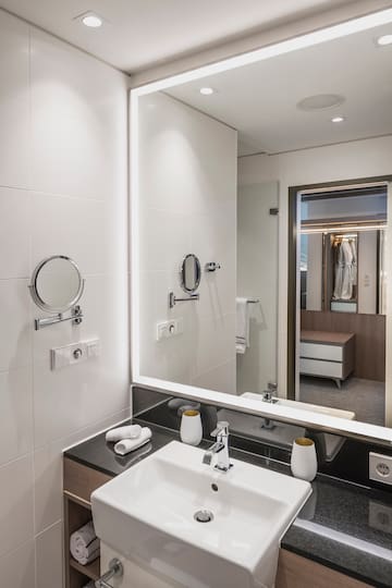 een badkamer met een spiegel en wastafel