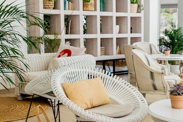 een kamer met witte meubels en planten