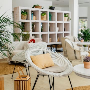 una stanza con mobili bianchi e piante