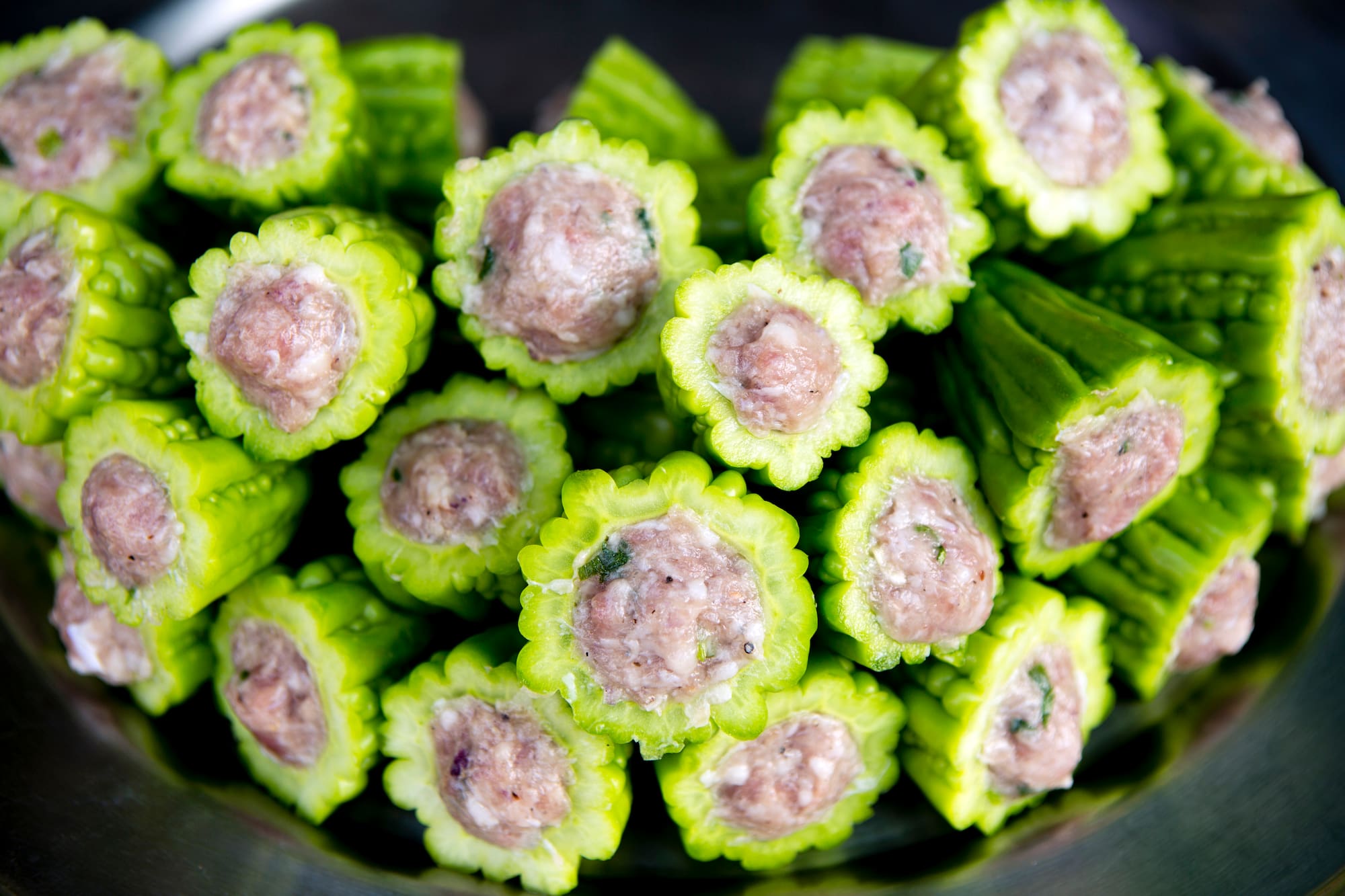 Rodajas de melón amargo verde rellenas de carne.