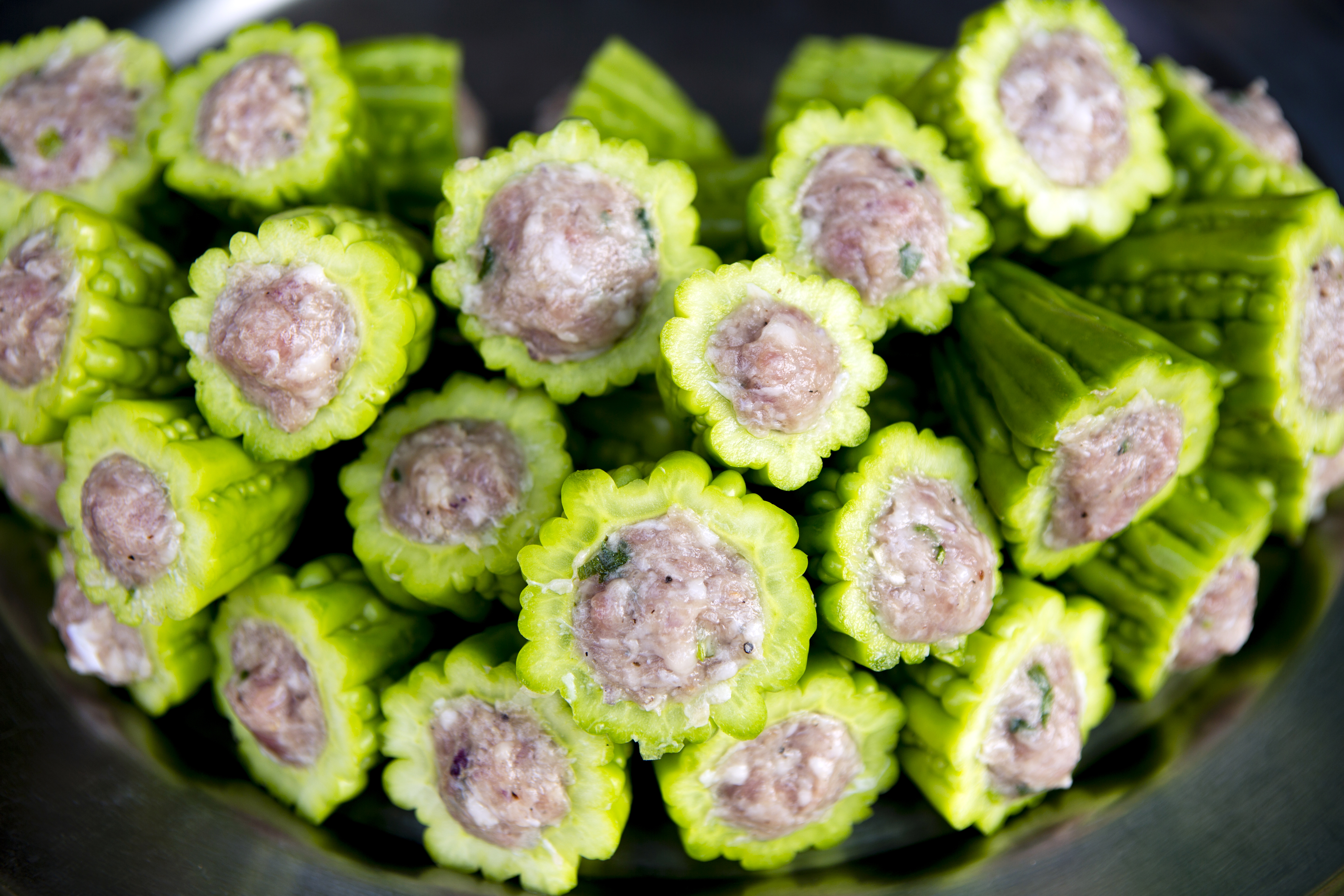 Rodajas de melón amargo verde rellenas de carne.