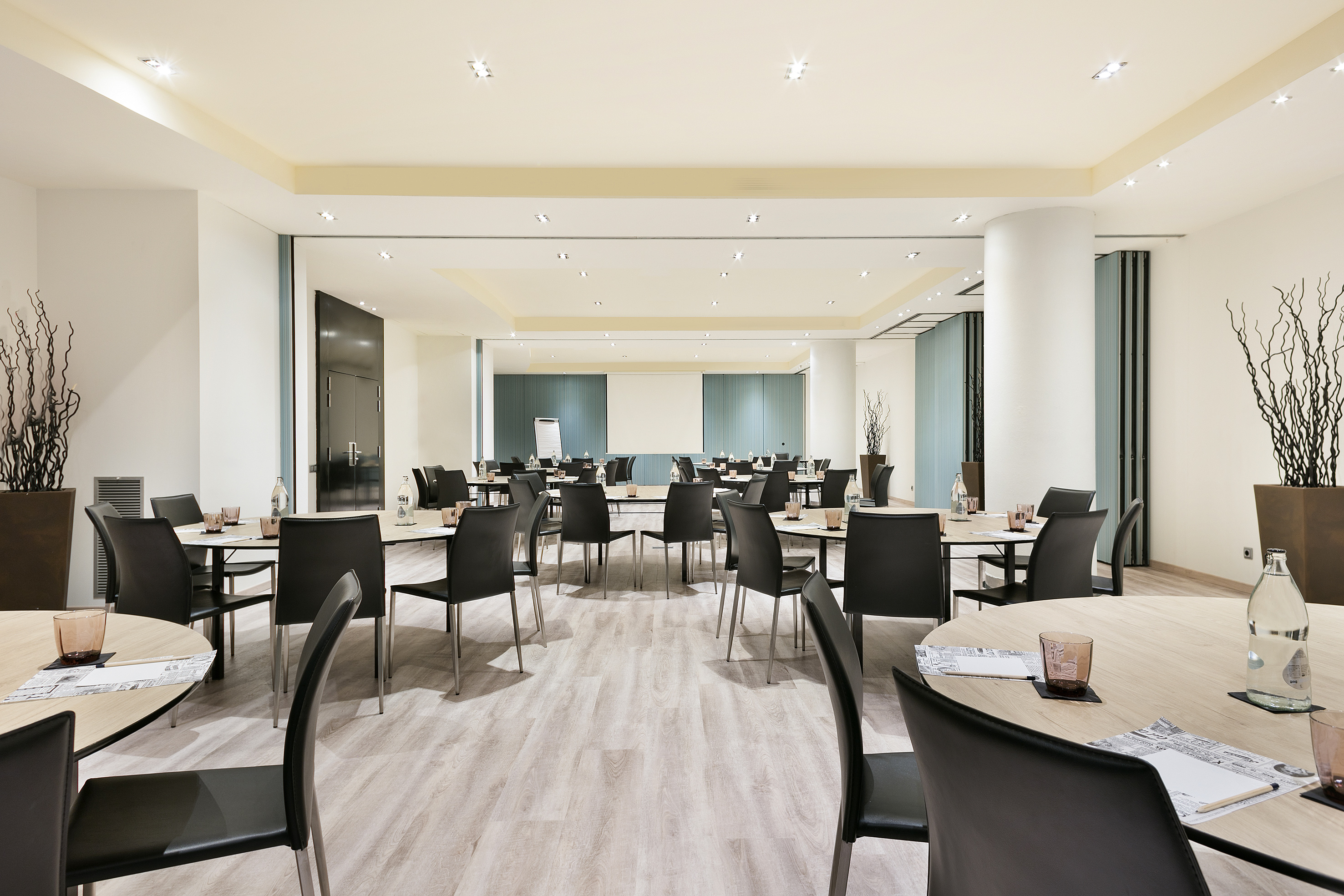 Modern event space with round tables and black chairs. - SANTS - فندق برشلونة كوندال مار(Condal Mar) المنتسب لـ Melia, برشلونة