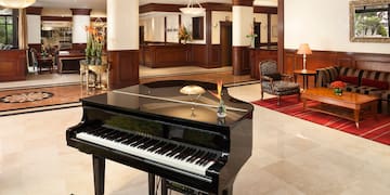 un pianoforte nella hall di un hotel