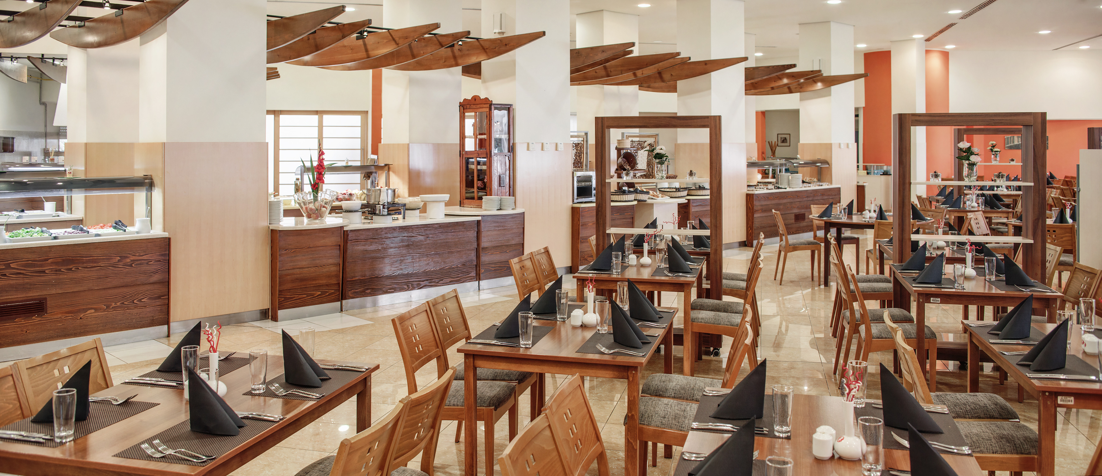 a restaurant with tables and chairs - Restaurante Bufet, Cocina internacional - Residence Umag Plava Laguna Affiliated by Meliá, Umag