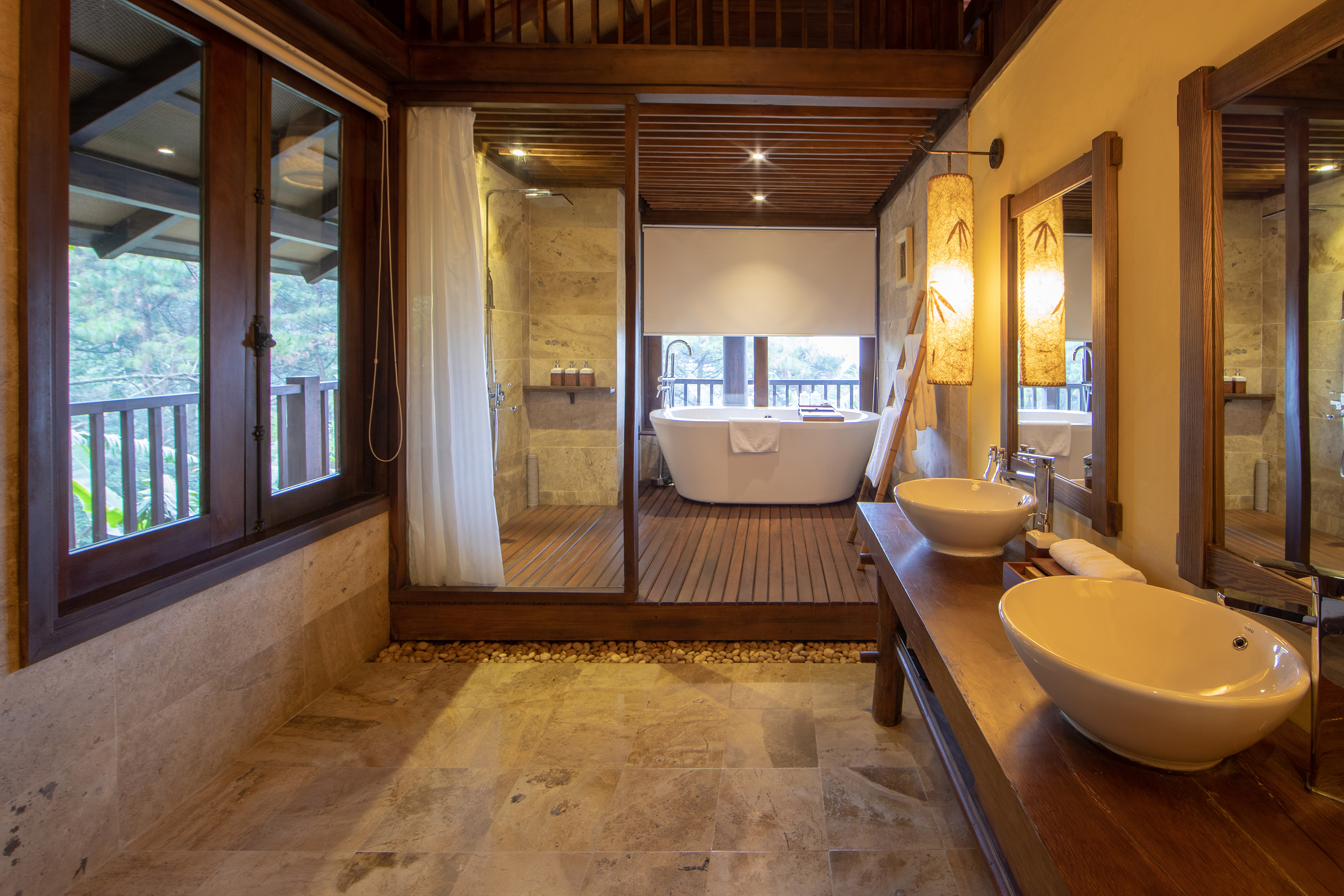 a bathroom with a tub and a shower - Grand Suite - Meliá Ba Vi Mountain Retreat, Hanói