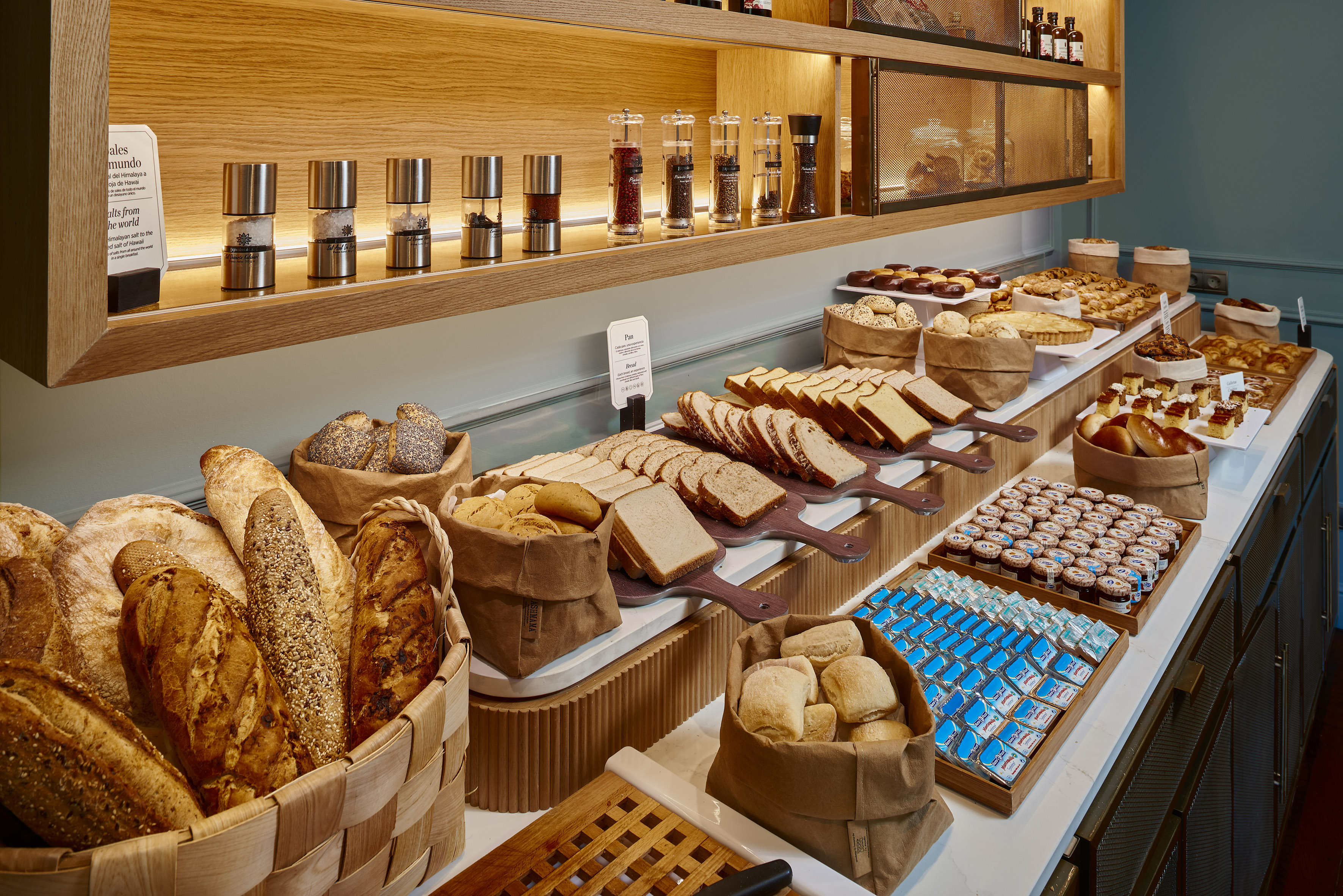 Breakfast buffet with fresh bread, rolls, pastries, butter, and jams. - Buffet Espolita, Cuisine internationale - Palacio de Avilés Affiliated by Meliá, Avilés