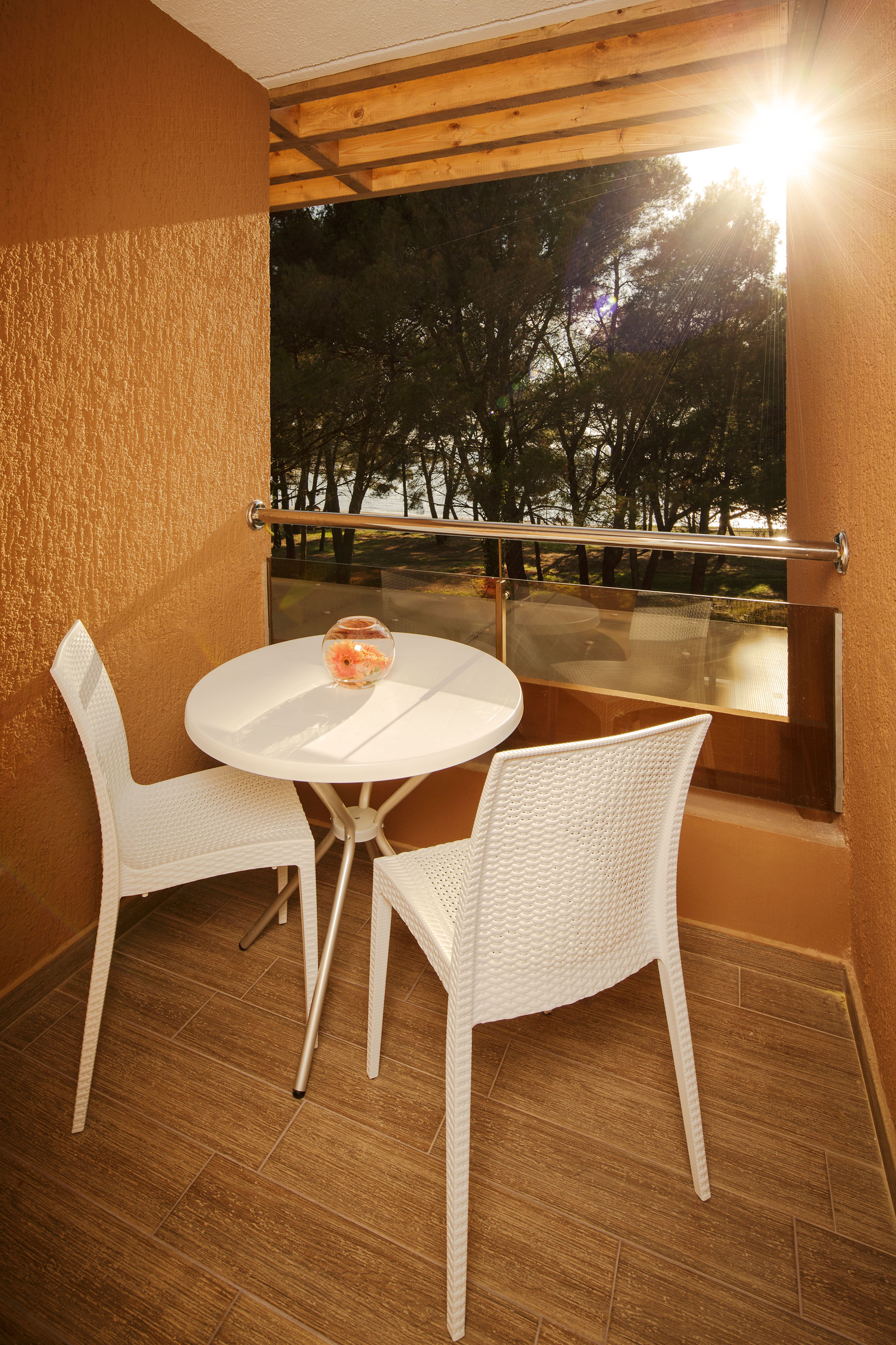 a table and chairs outside a window - Stella Classic - Apartments Stella Plava Laguna este afiliată Meliá, Umag